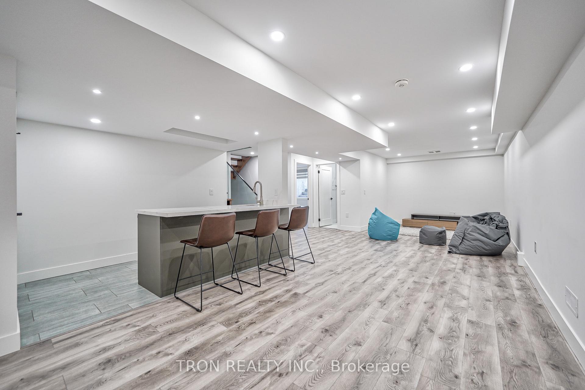 Photo 33 of 38 Uno Drive, Etobicoke, Stonegate-Queensway — HOMEH