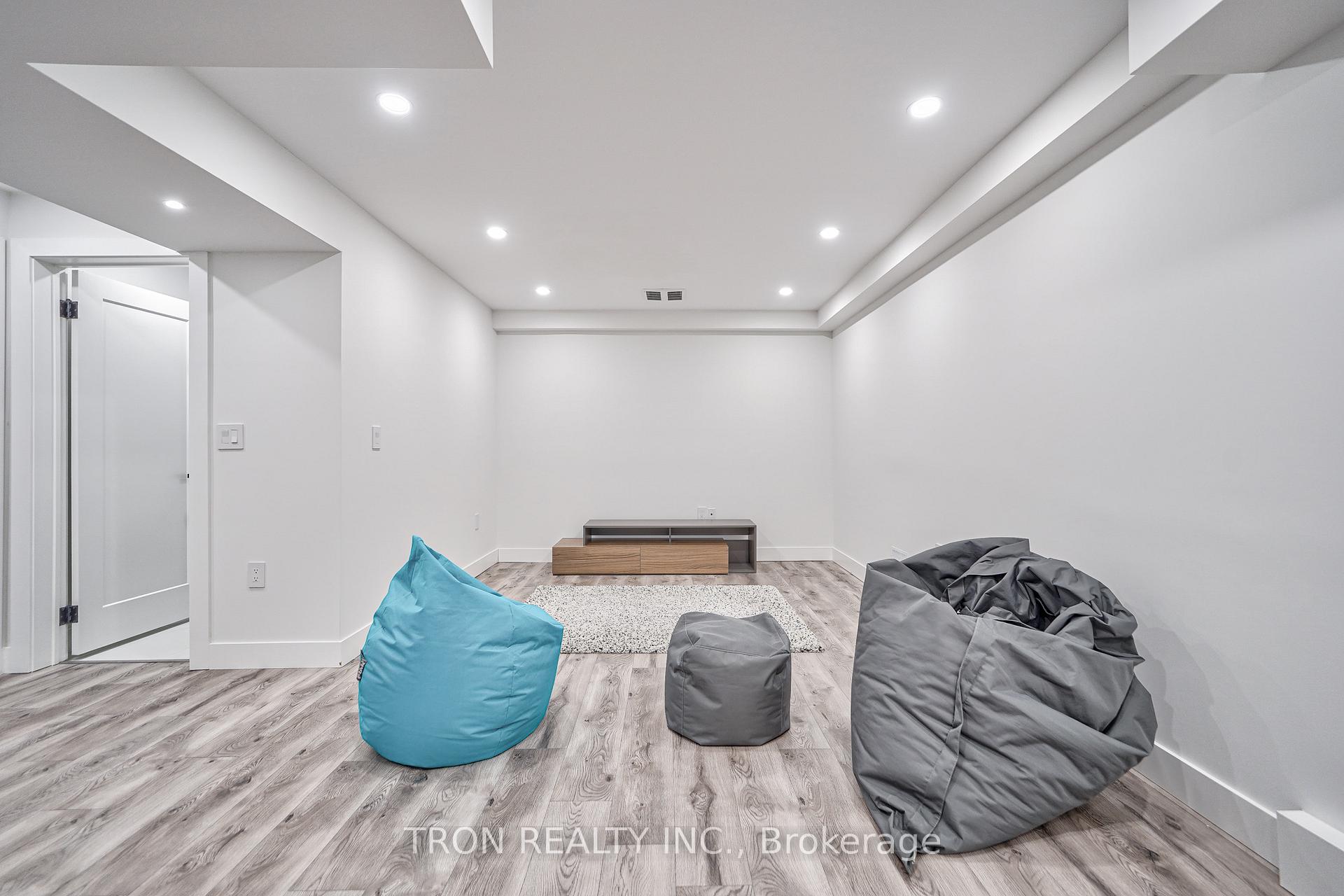 Photo 35 of 38 Uno Drive, Etobicoke, Stonegate-Queensway — HOMEH