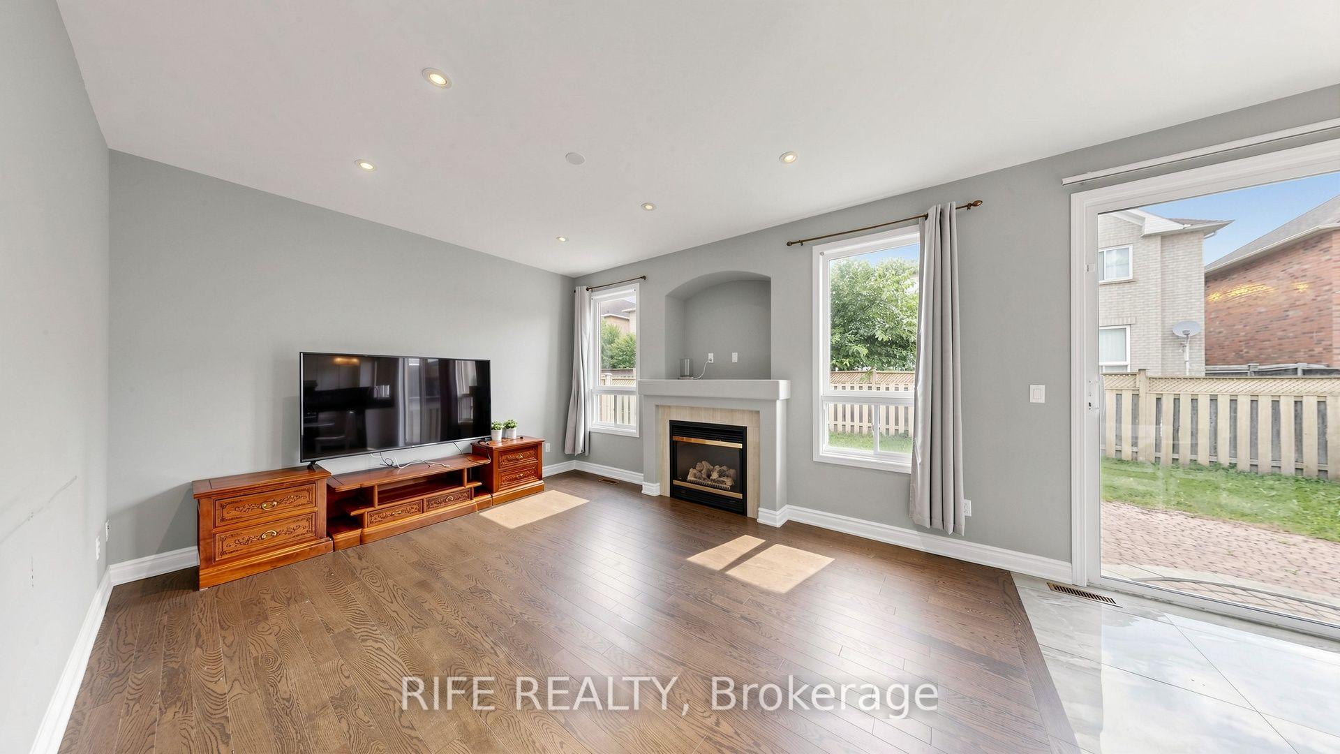 Photo 9 of 100 Castlemore Avenue, Markham, Berczy — HOMEH