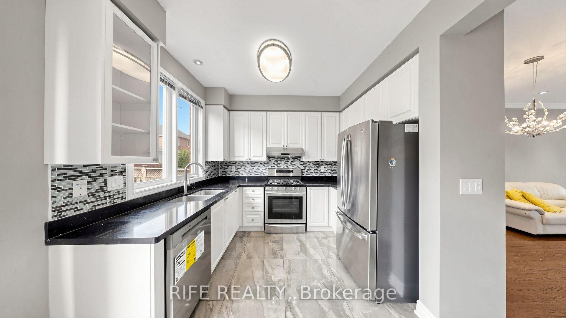 Photo 12 of 100 Castlemore Avenue, Markham, Berczy — HOMEH