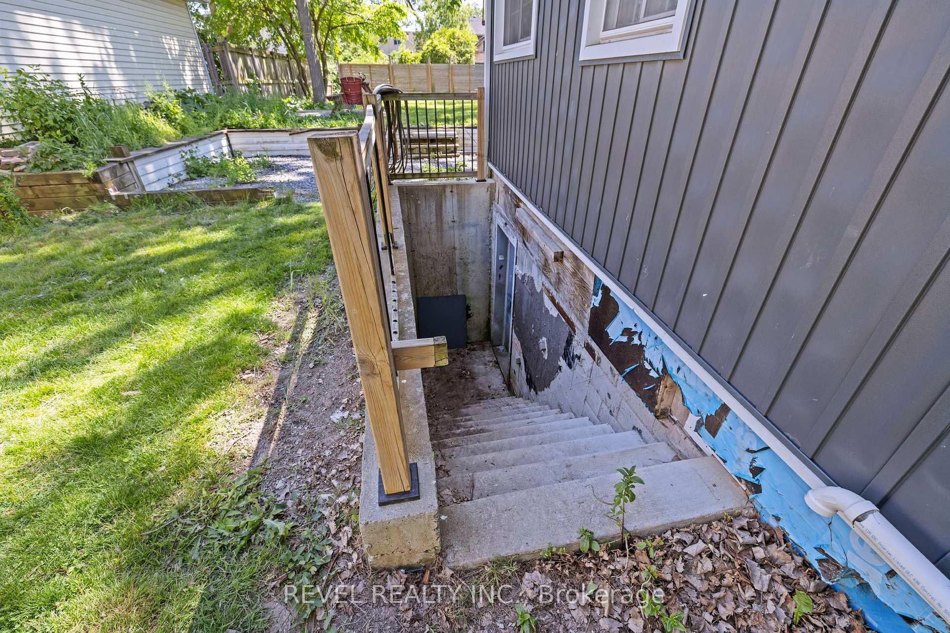 Photo 39 of 54 Chestnut Street E, St. Catharines, Secord Woods — HOMEH