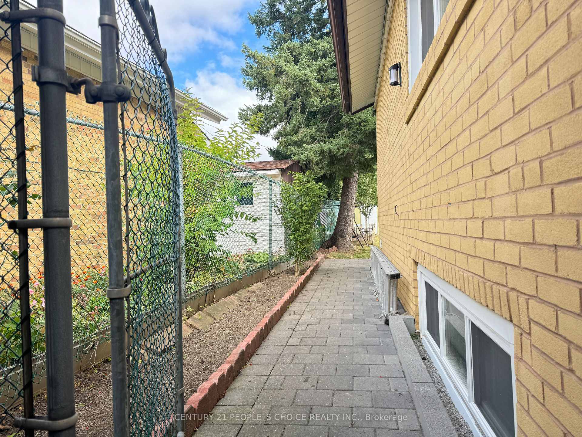 Photo 4 of 128 Elmhurst Drive, Etobicoke, Rexdale-Kipling — HOMEH