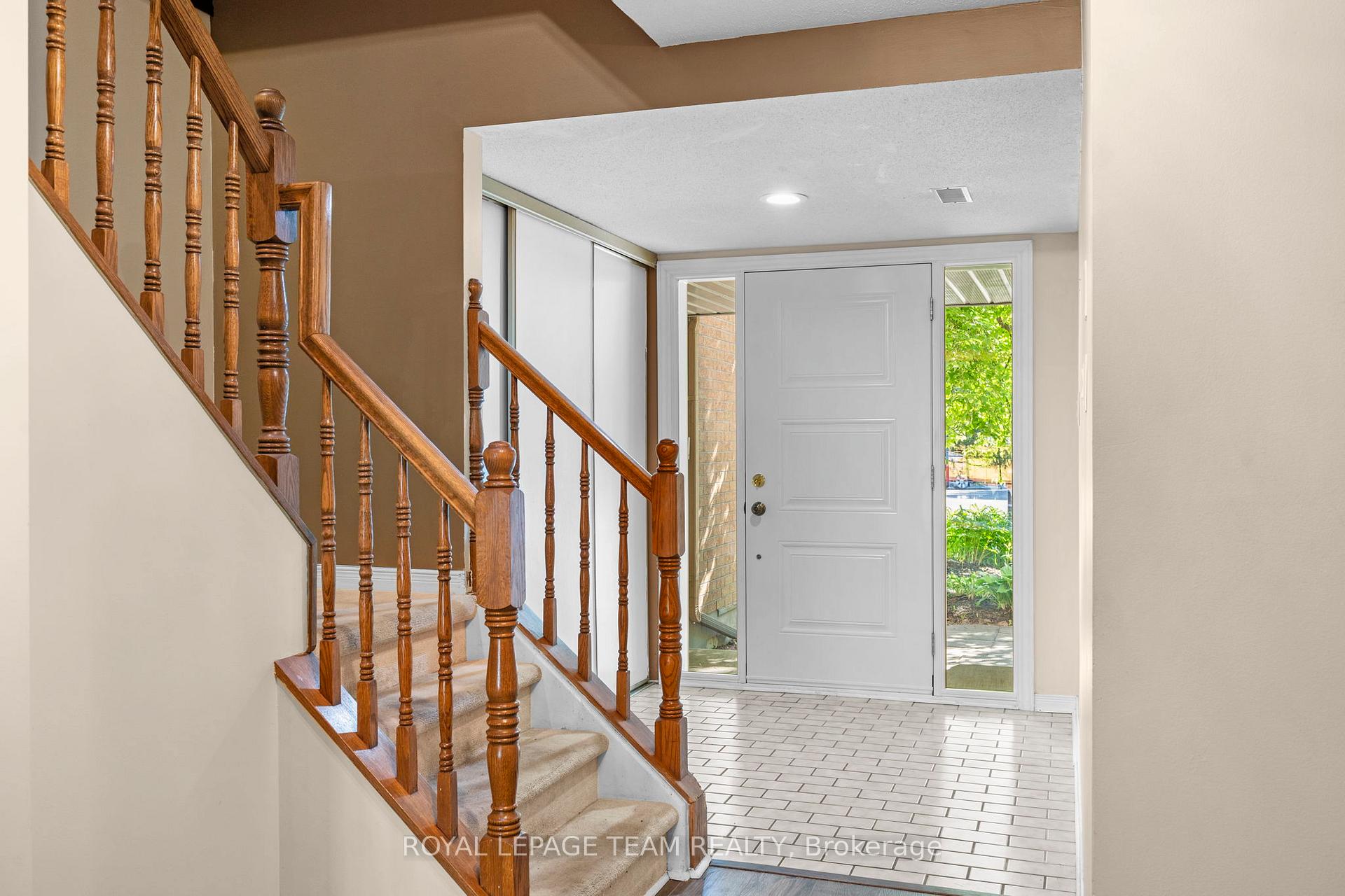 Photo 2 of 8 Mannington Court, Ottawa, Barrhaven - Cedargrove/Fraserdale — HOMEH