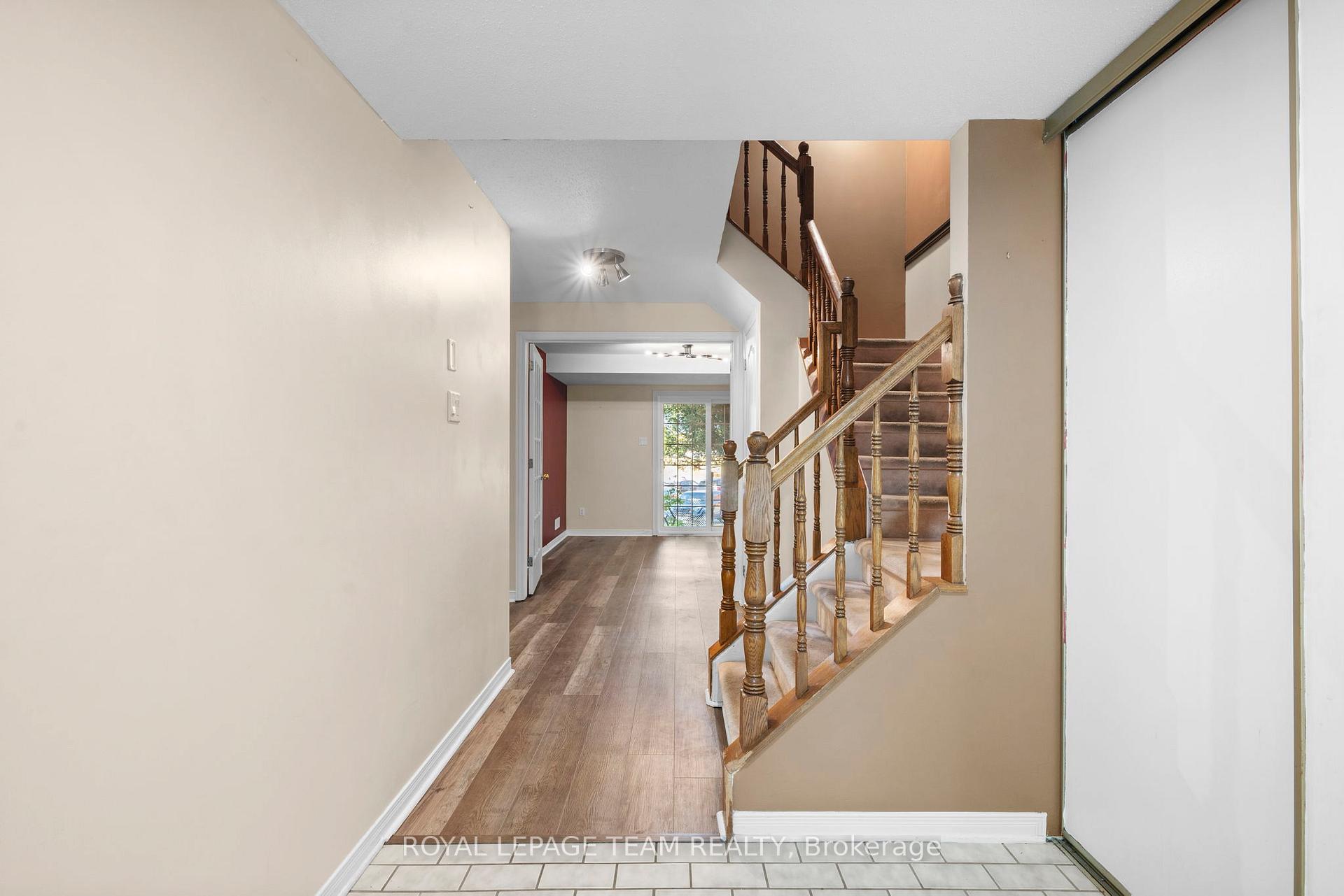 Photo 3 of 8 Mannington Court, Ottawa, Barrhaven - Cedargrove/Fraserdale — HOMEH