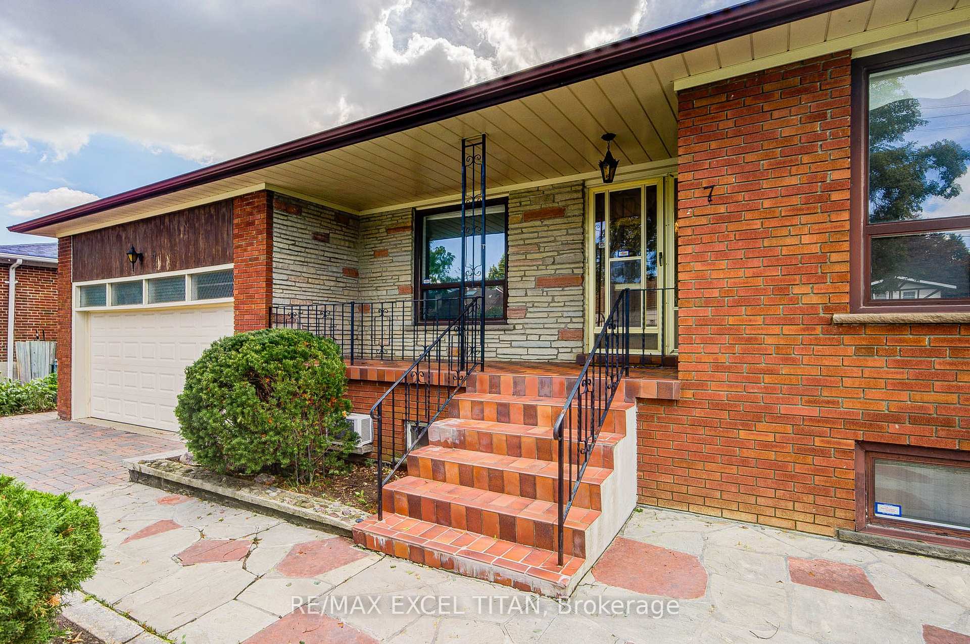 Photo 2 of 7 Muir Avenue, North York, Humber Summit — HOMEH