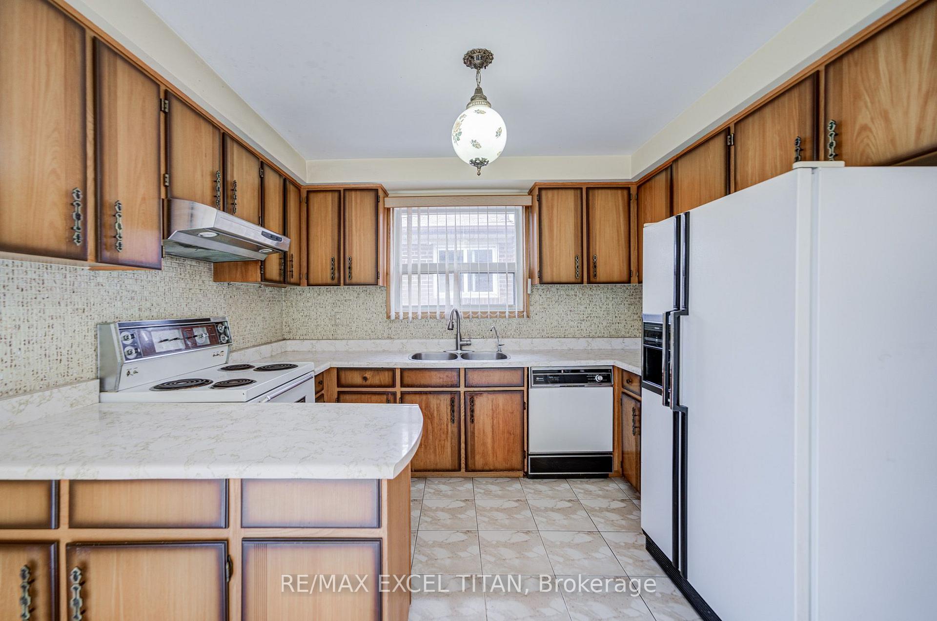Photo 11 of 7 Muir Avenue, North York, Humber Summit — HOMEH