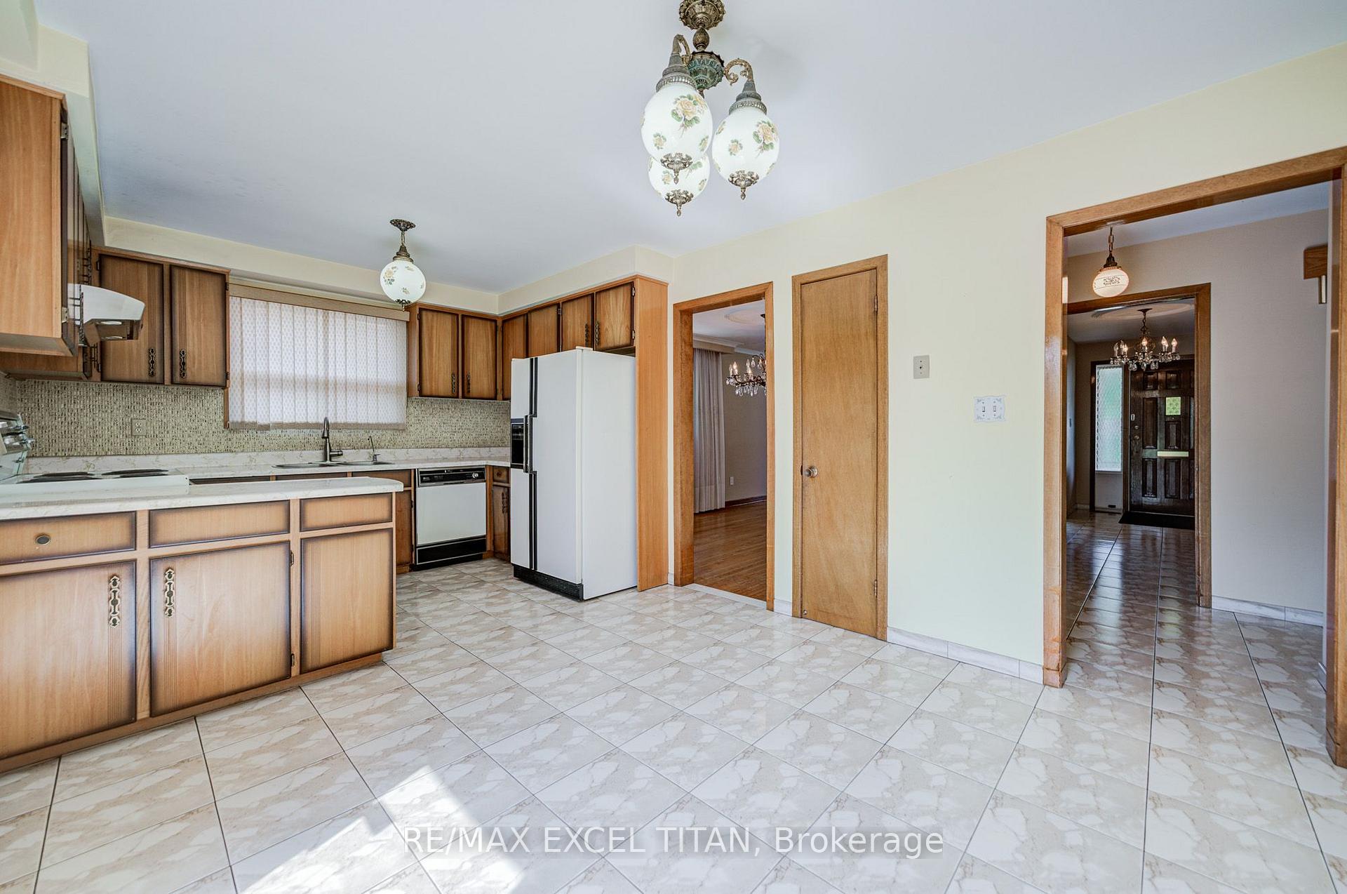 Photo 12 of 7 Muir Avenue, North York, Humber Summit — HOMEH