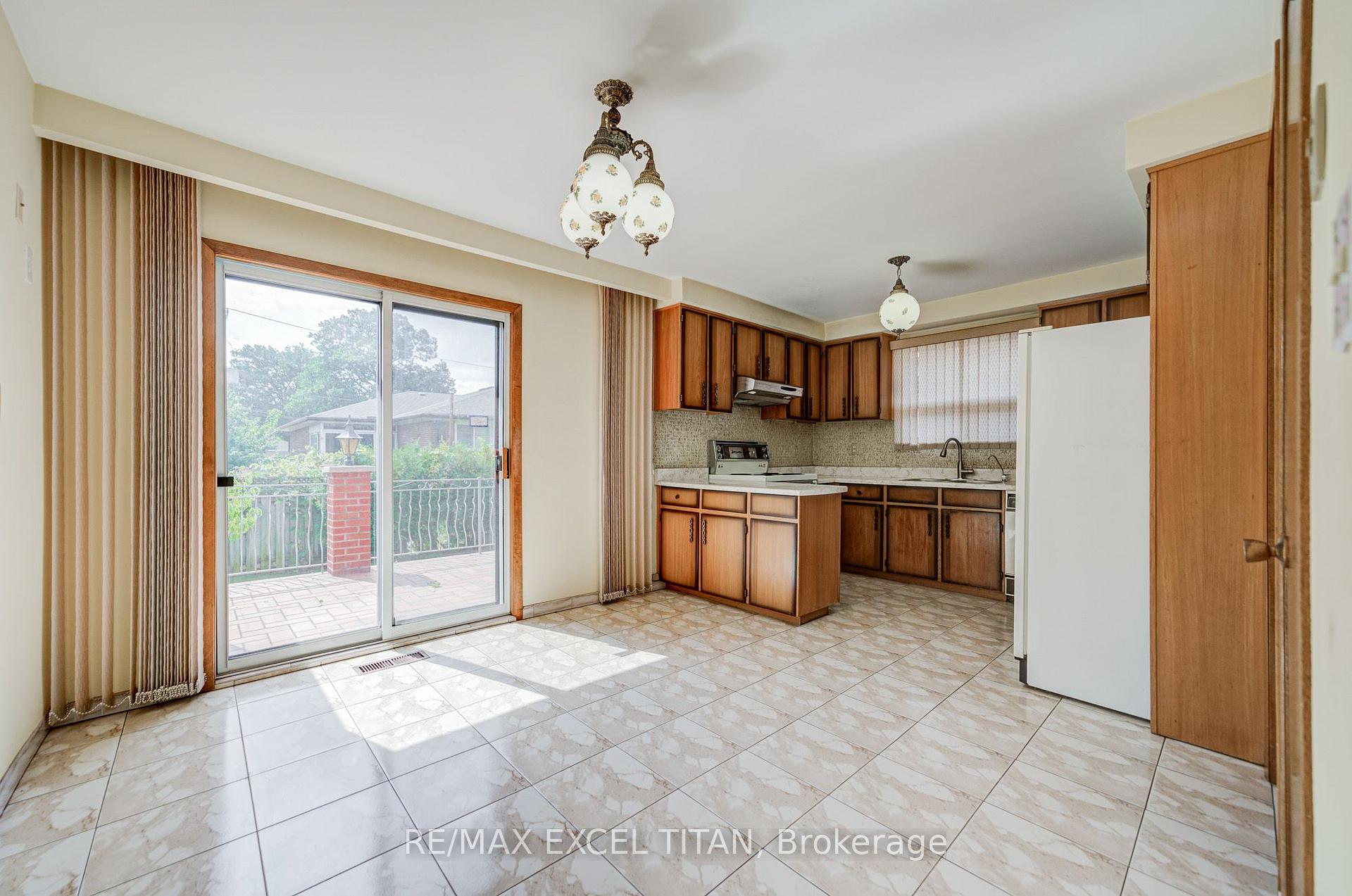Photo 13 of 7 Muir Avenue, North York, Humber Summit — HOMEH