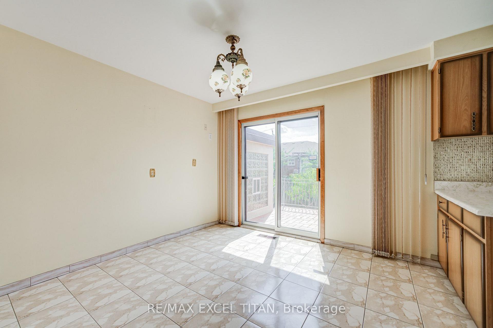 Photo 15 of 7 Muir Avenue, North York, Humber Summit — HOMEH
