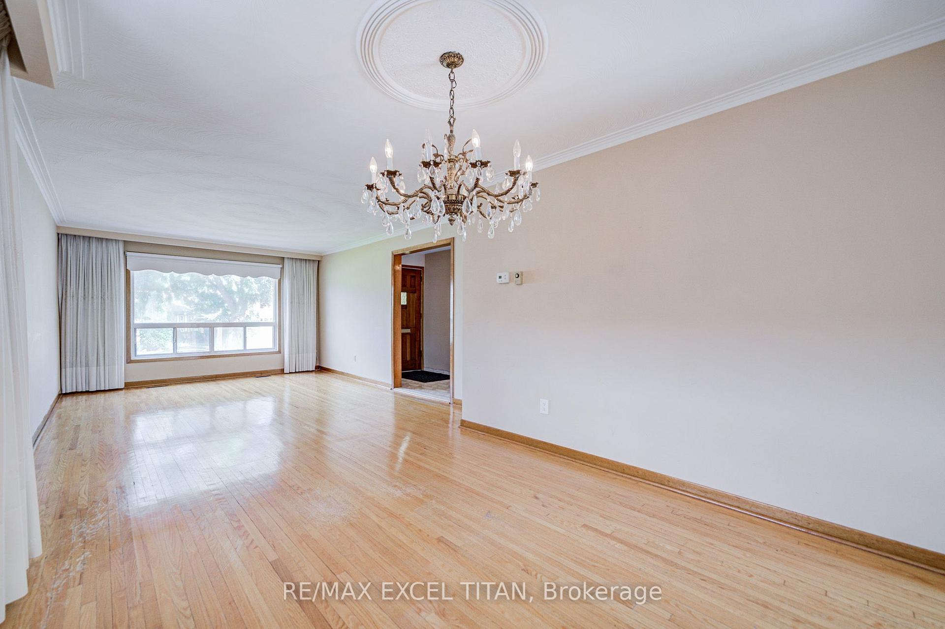 Photo 17 of 7 Muir Avenue, North York, Humber Summit — HOMEH