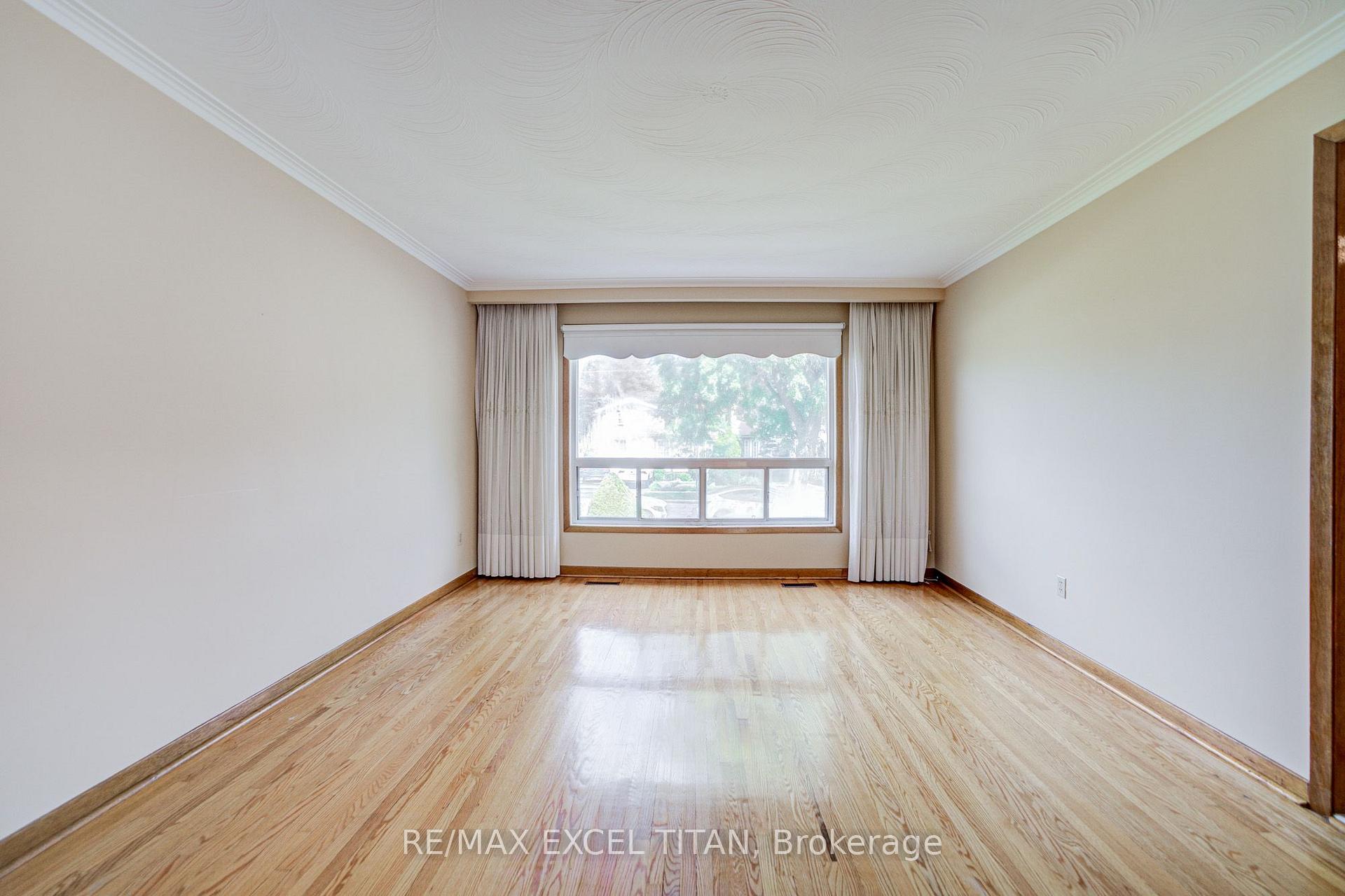 Photo 19 of 7 Muir Avenue, North York, Humber Summit — HOMEH