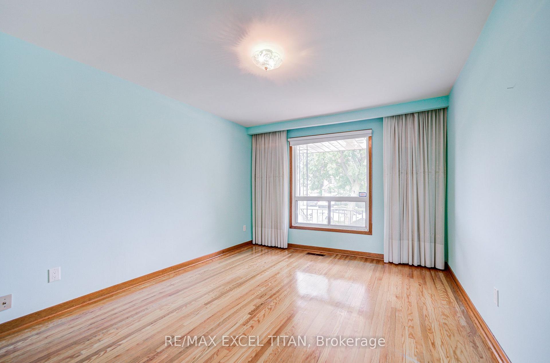 Photo 14 of 7 Muir Avenue, North York, Humber Summit — HOMEH