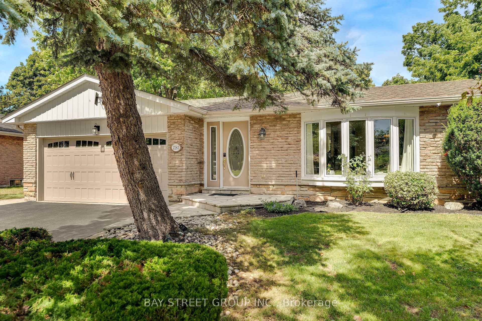 Photo 6 of 2283 Devon Road, Oakville, Ford — HOMEH