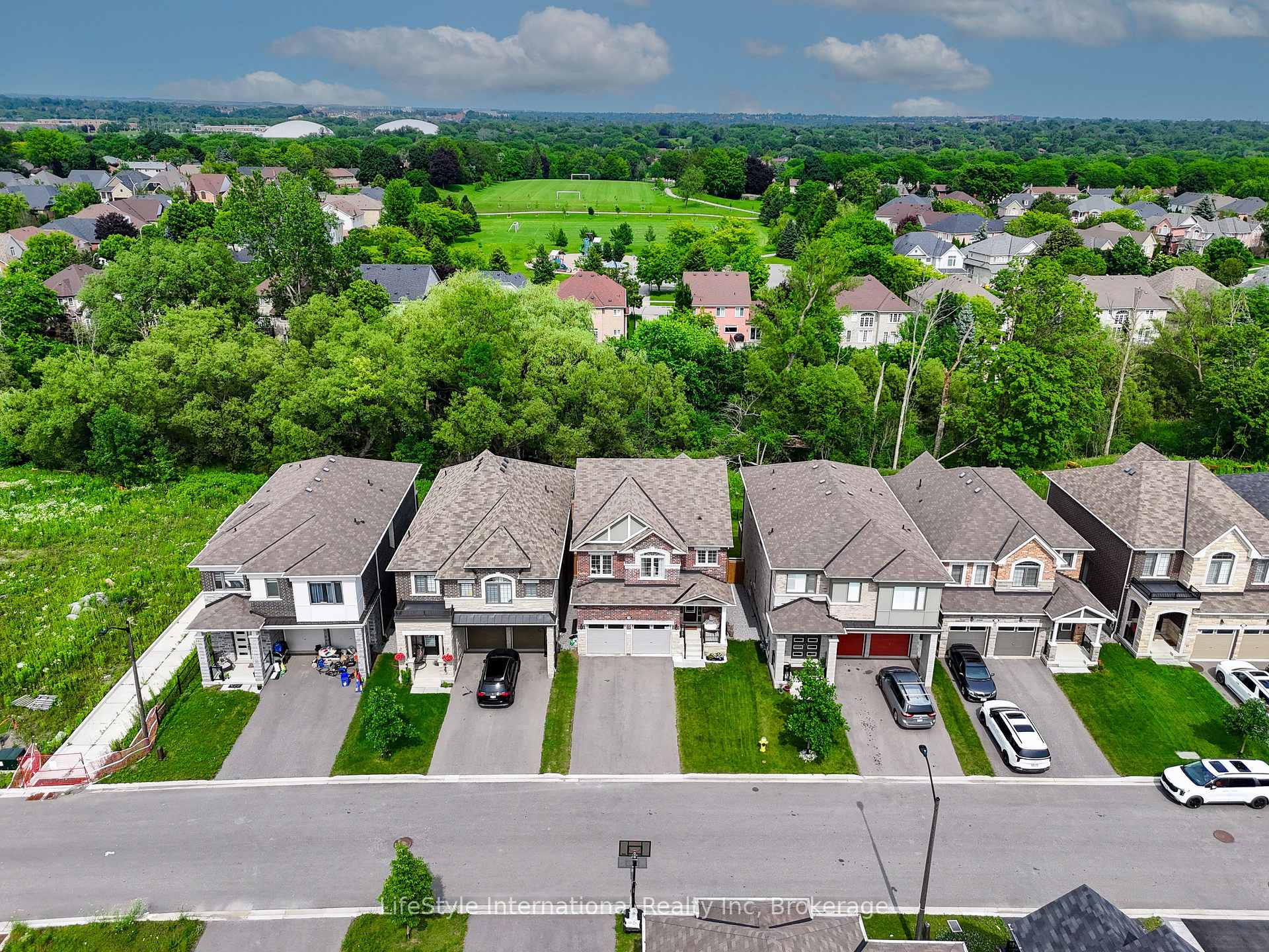 Photo 5 of 68 Barkerville Drive, Whitby, Lynde Creek — HOMEH