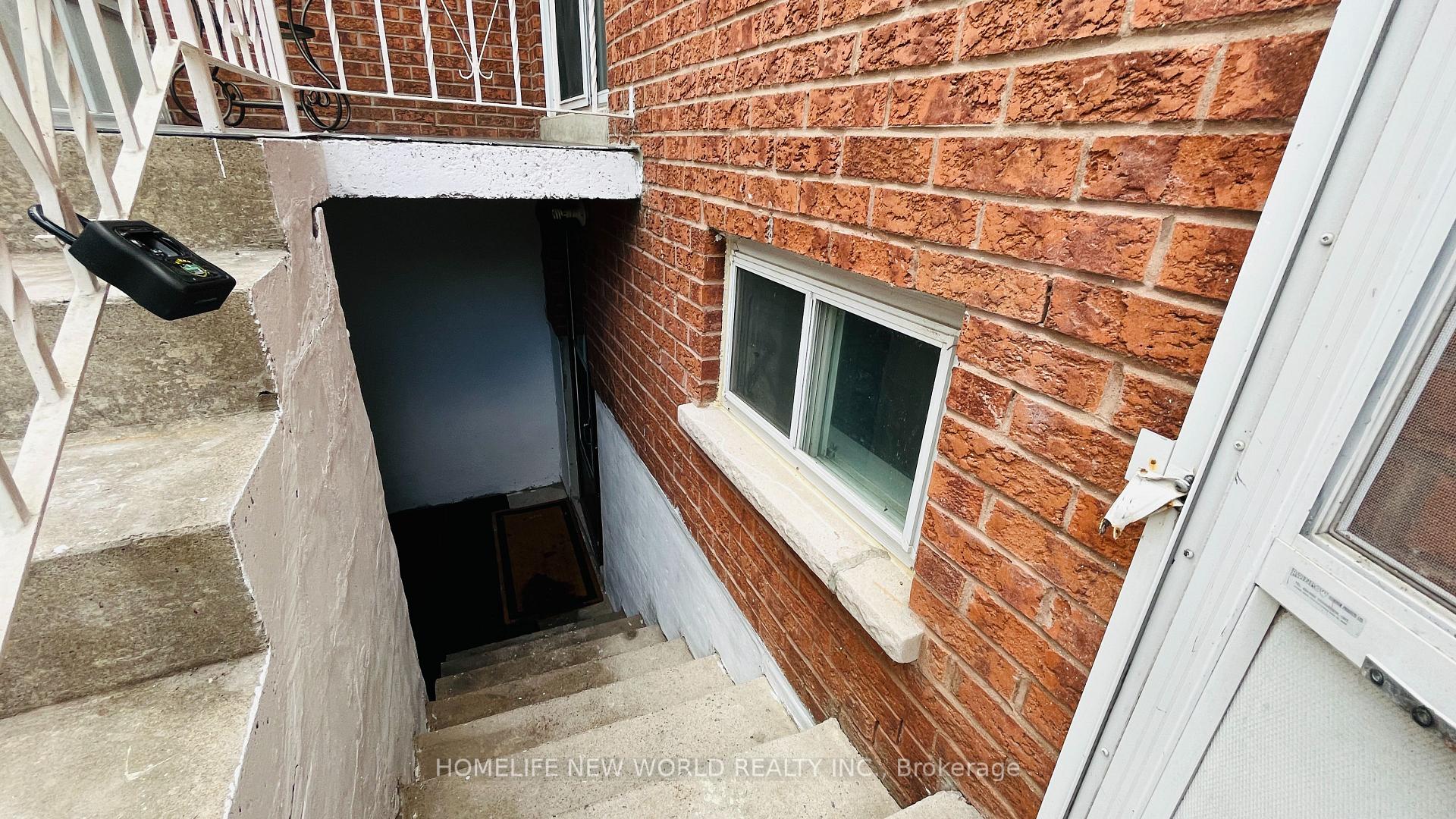 Photo 3 of Unit Lower, 38 Weldrick Road W, Richmond Hill, North Richvale — HOMEH