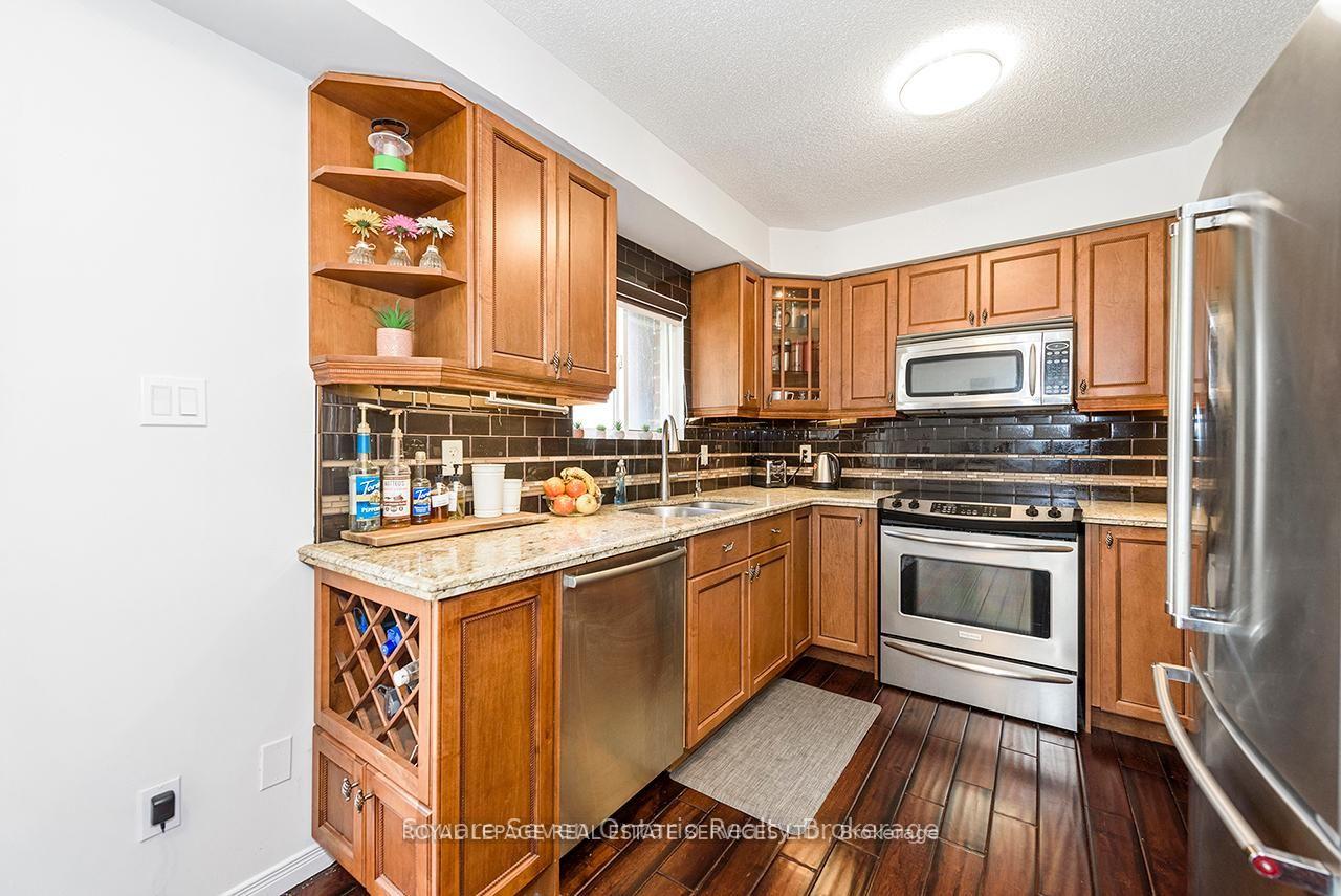 Photo 14 of 635 Commonwealth Crescent, Kitchener, Trussler — HOMEH