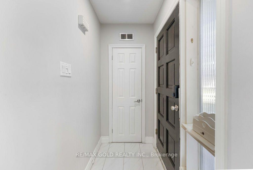 Photo 2 of 44 Wilton Drive, Brampton, Brampton East — HOMEH