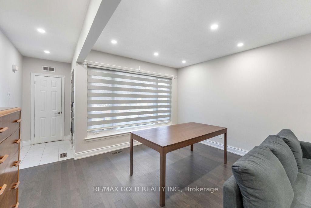 Photo 5 of 44 Wilton Drive, Brampton, Brampton East — HOMEH