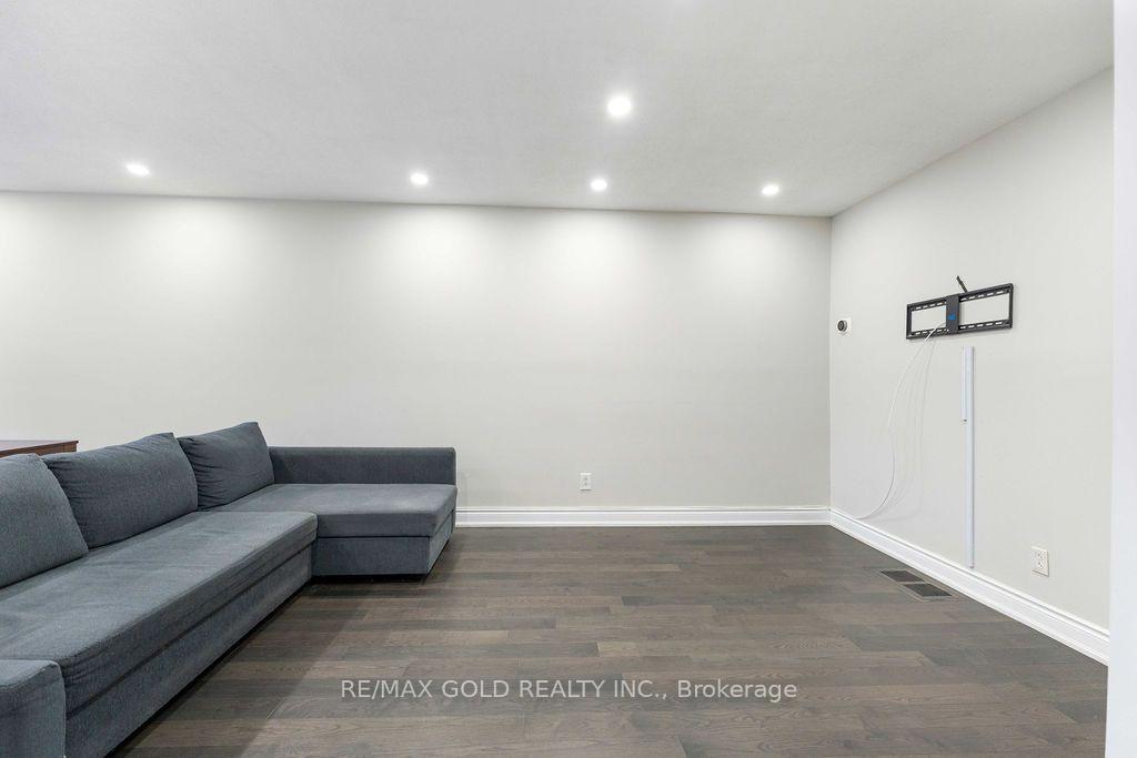 Photo 6 of 44 Wilton Drive, Brampton, Brampton East — HOMEH