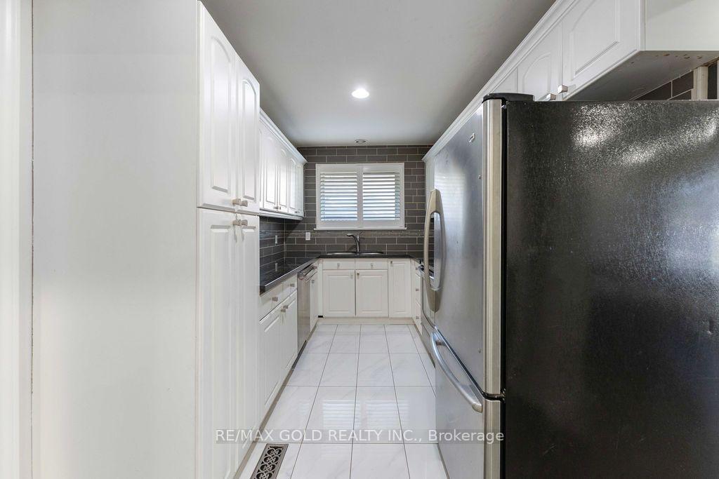 Photo 8 of 44 Wilton Drive, Brampton, Brampton East — HOMEH