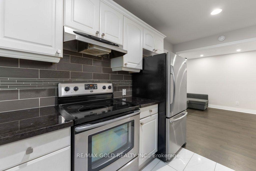 Photo 10 of 44 Wilton Drive, Brampton, Brampton East — HOMEH