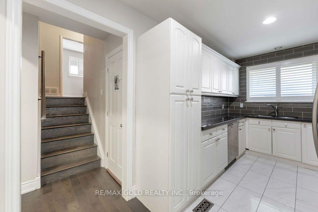 Photo 11 of 44 Wilton Drive, Brampton, Brampton East — HOMEH