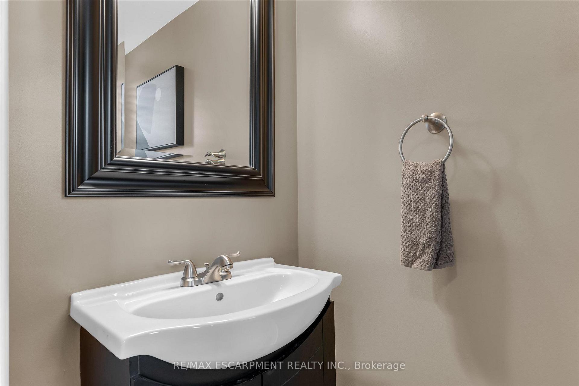 Photo 5 of 125 Voyager Pass, Hamilton, Binbrook — HOMEH