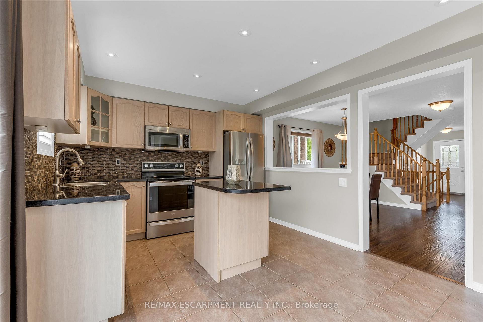 Photo 10 of 125 Voyager Pass, Hamilton, Binbrook — HOMEH