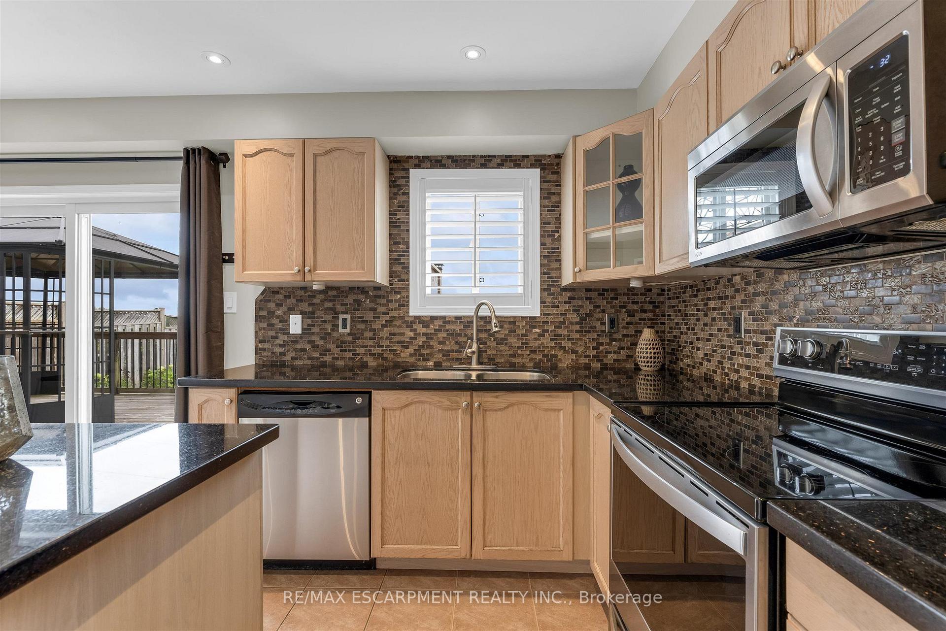 Photo 11 of 125 Voyager Pass, Hamilton, Binbrook — HOMEH