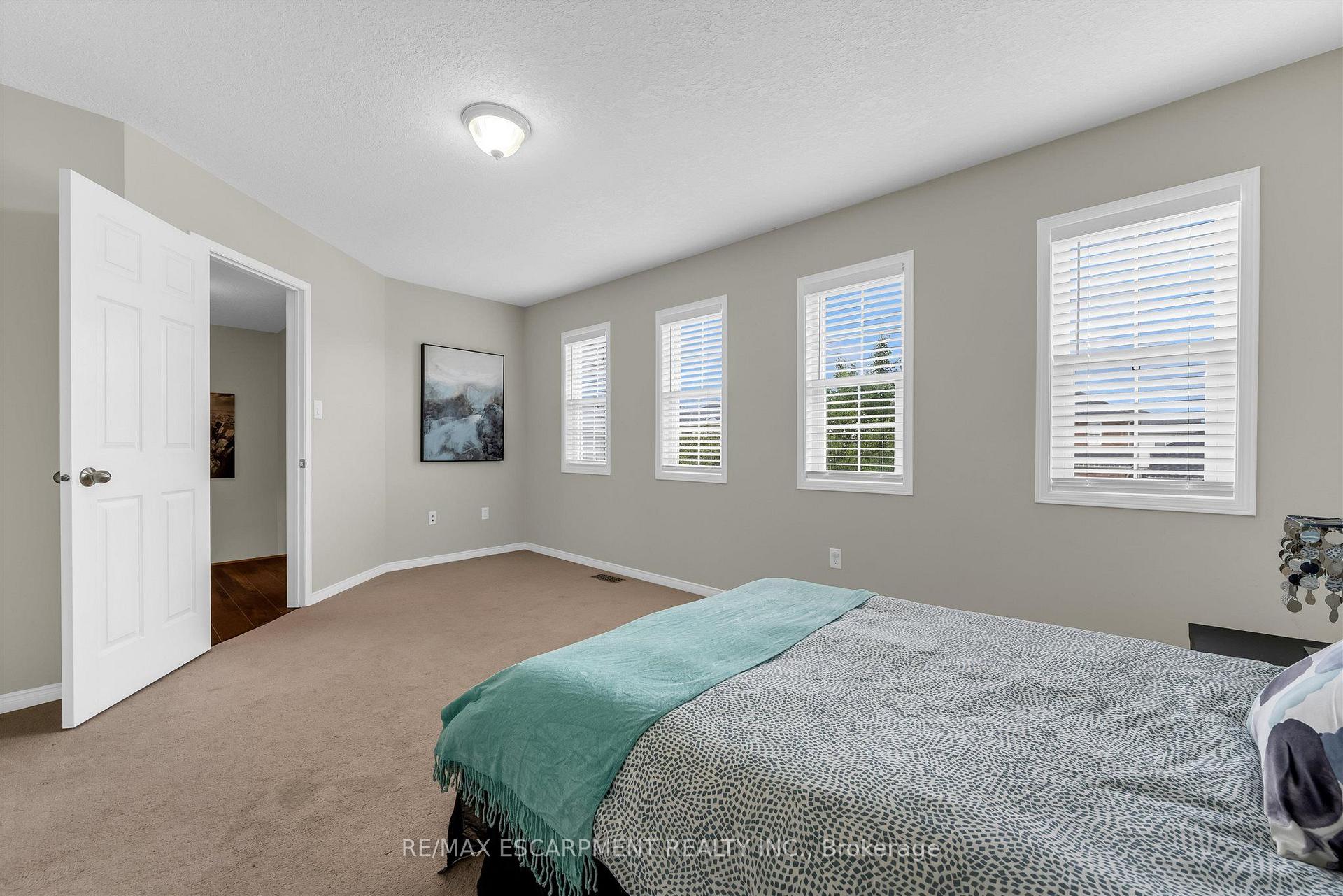 Photo 21 of 125 Voyager Pass, Hamilton, Binbrook — HOMEH