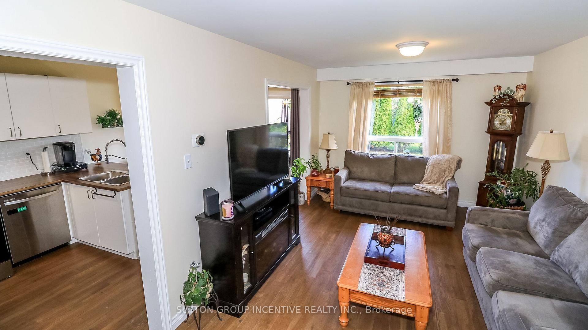 Photo 5 of 152 Julia Crescent, Orillia — HOMEH