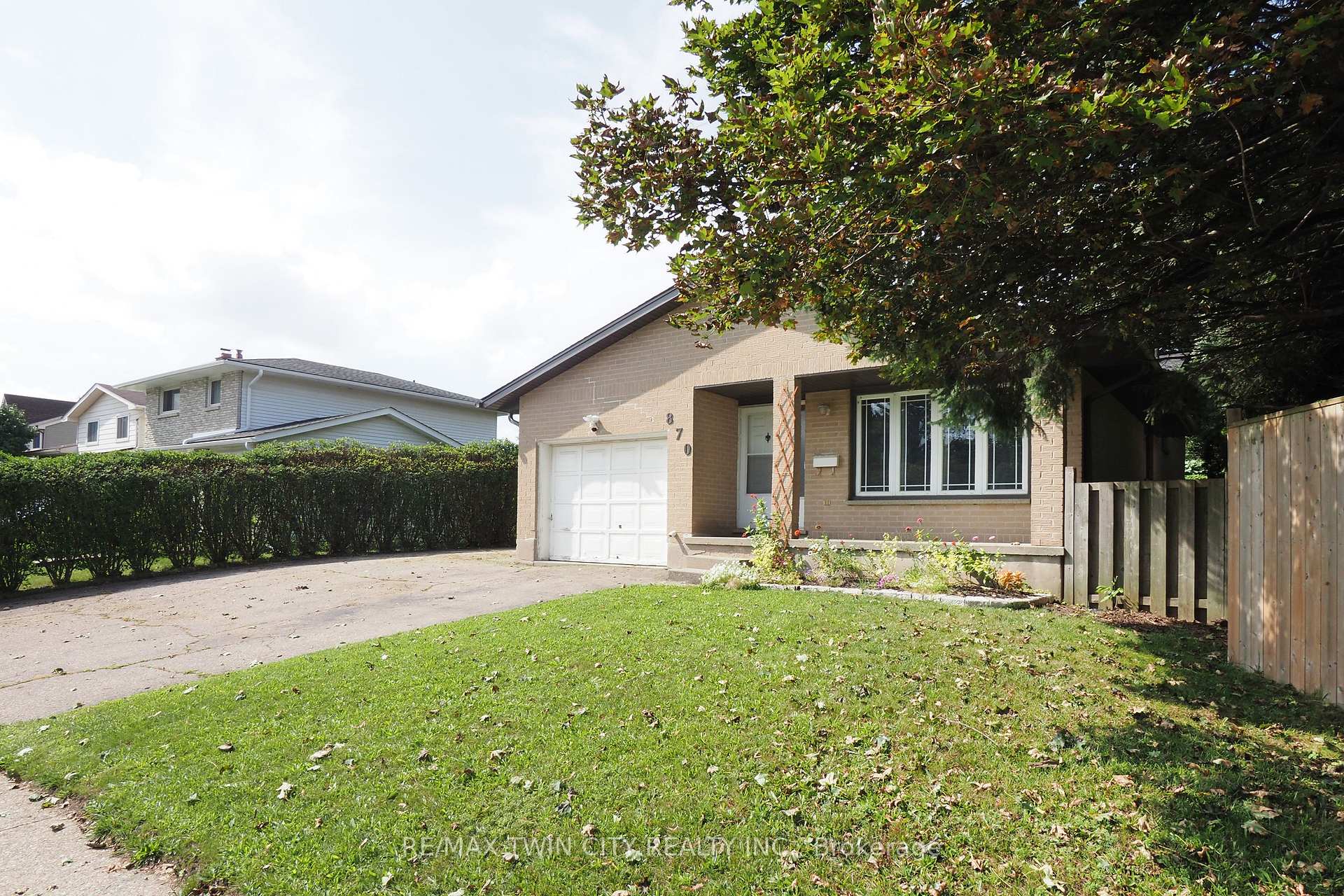 Photo 3 of 870 Strasburg Road, Kitchener, Country Hills — HOMEH