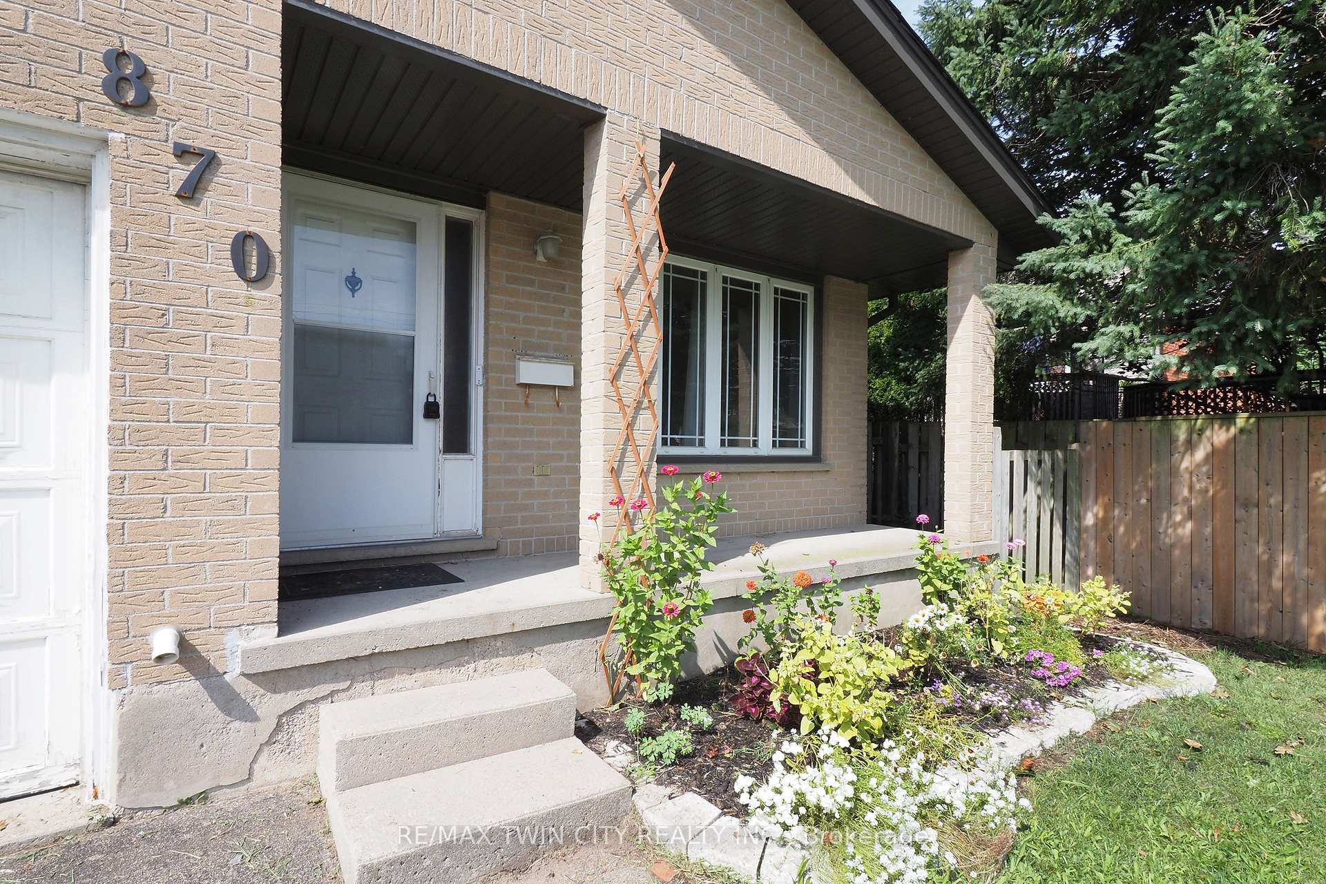 Photo 4 of 870 Strasburg Road, Kitchener, Country Hills — HOMEH
