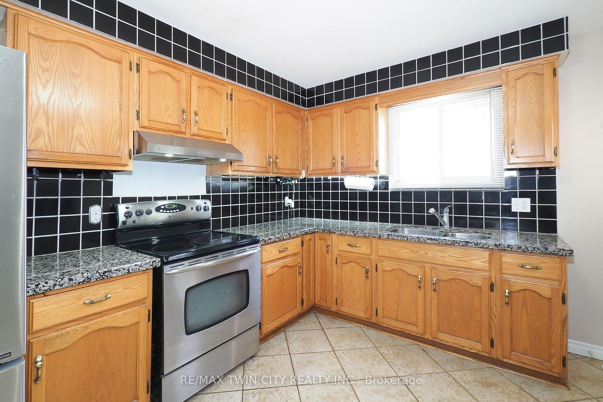 Photo 15 of 870 Strasburg Road, Kitchener, Country Hills — HOMEH