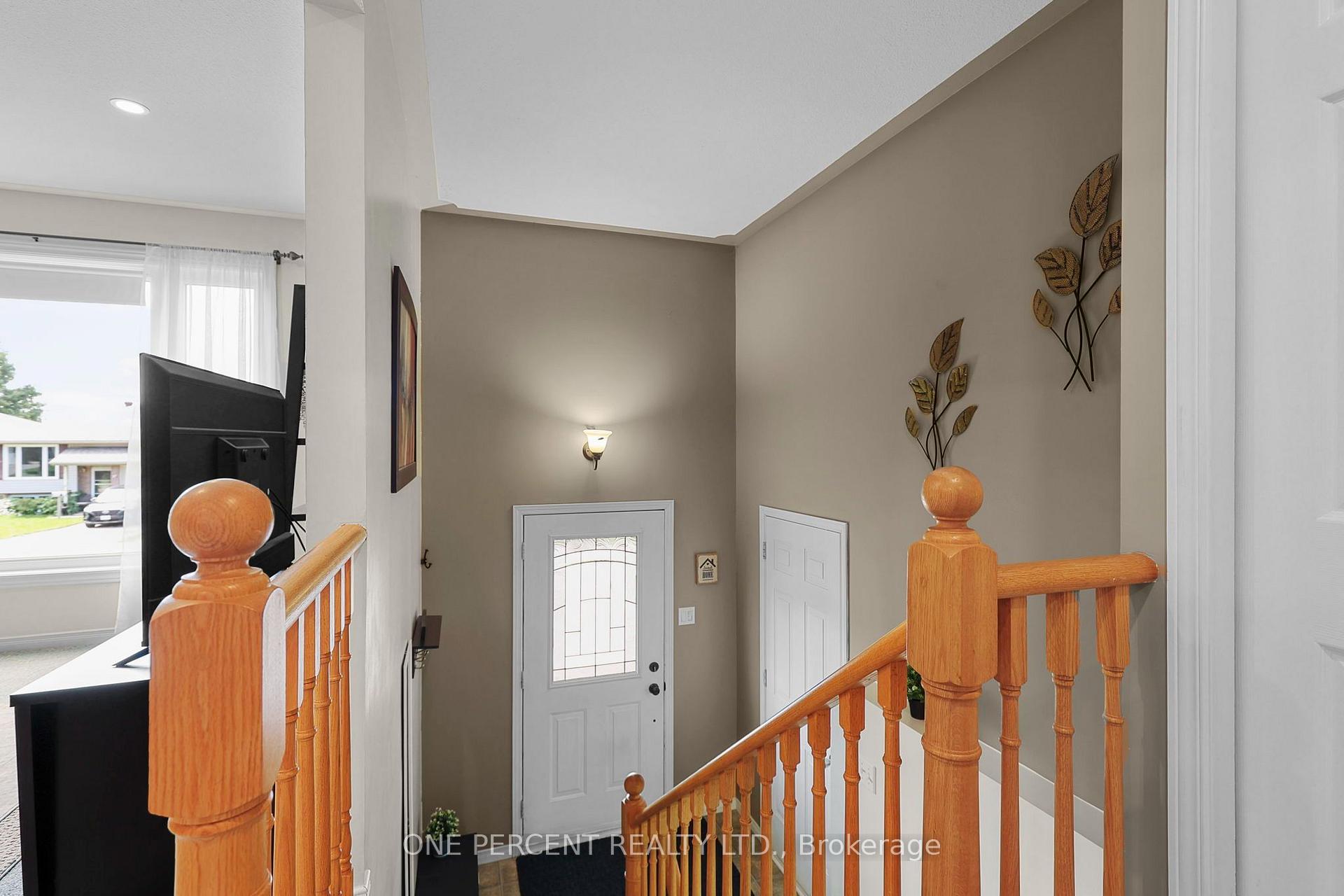 Photo 6 of 20 Jordon Crescent, Orillia — HOMEH