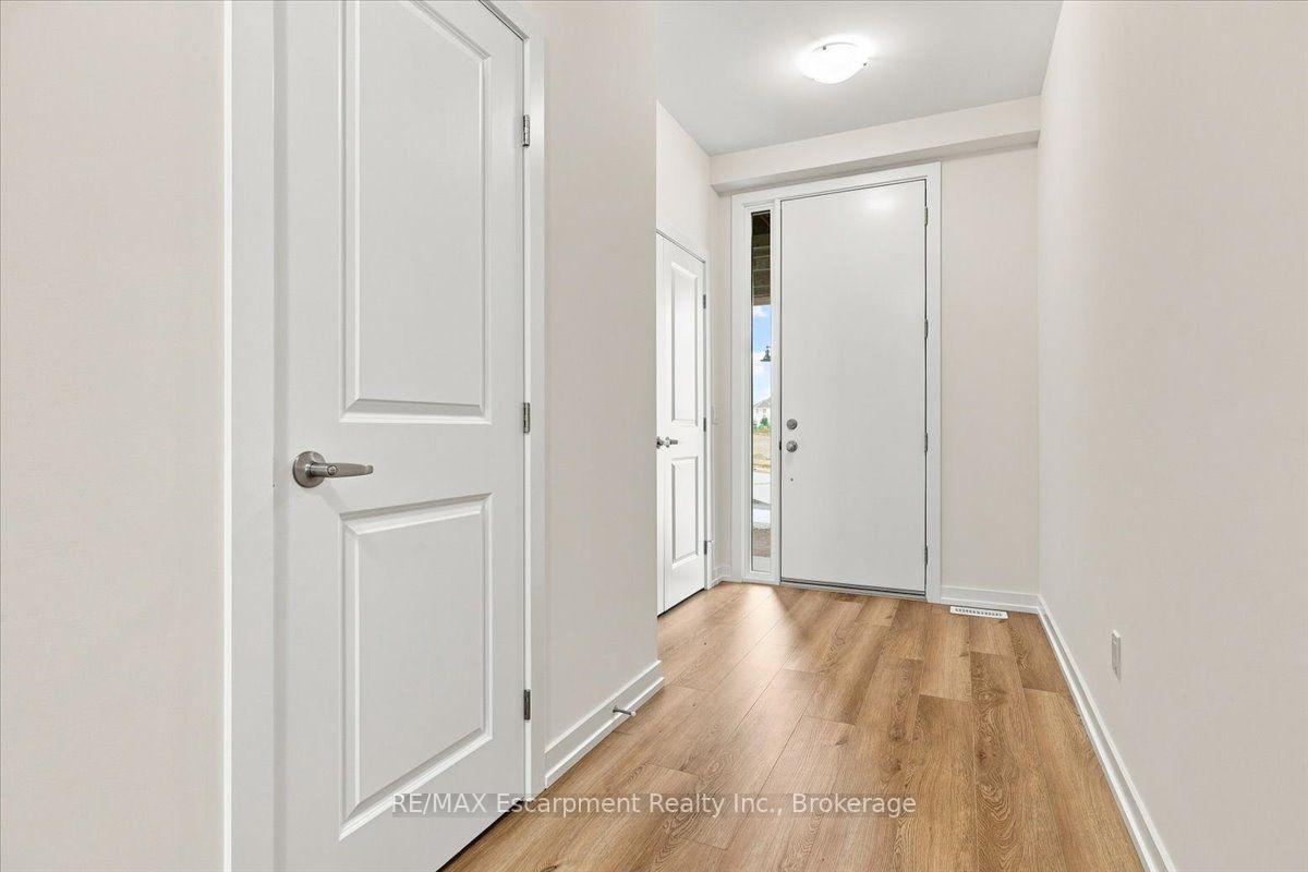 Photo 5 of 106 Valley Trail Place, Hamilton, Waterdown — HOMEH