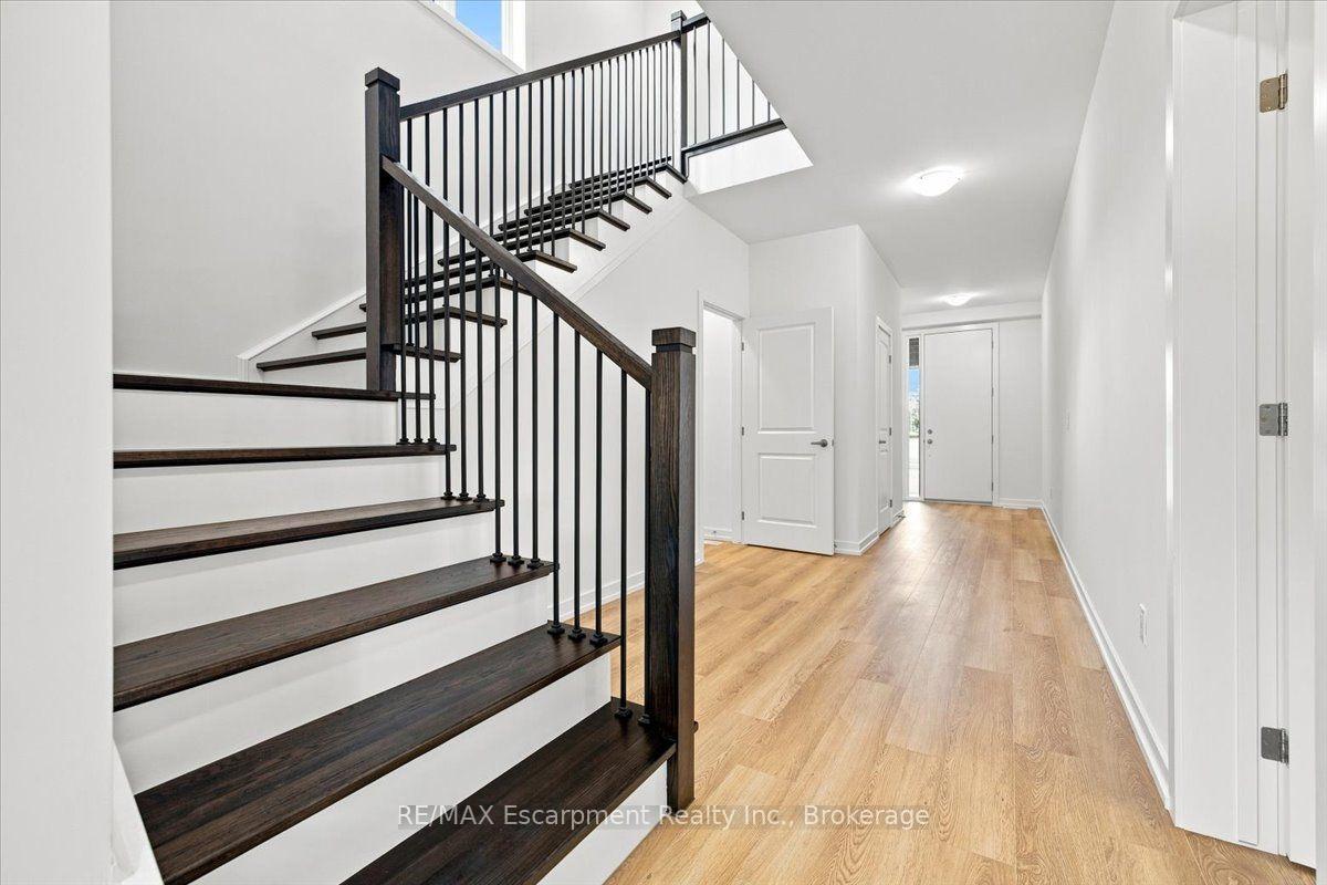 Photo 6 of 106 Valley Trail Place, Hamilton, Waterdown — HOMEH