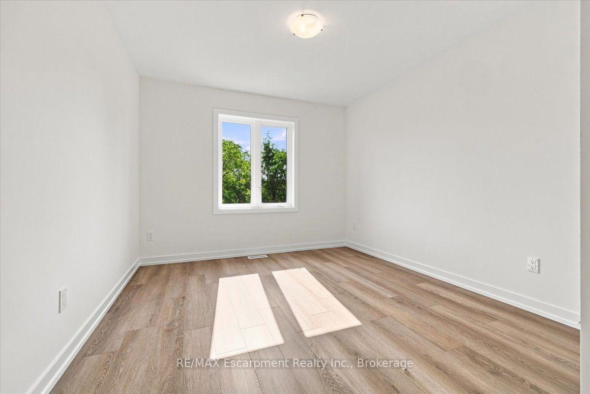 Photo 26 of 106 Valley Trail Place, Hamilton, Waterdown — HOMEH