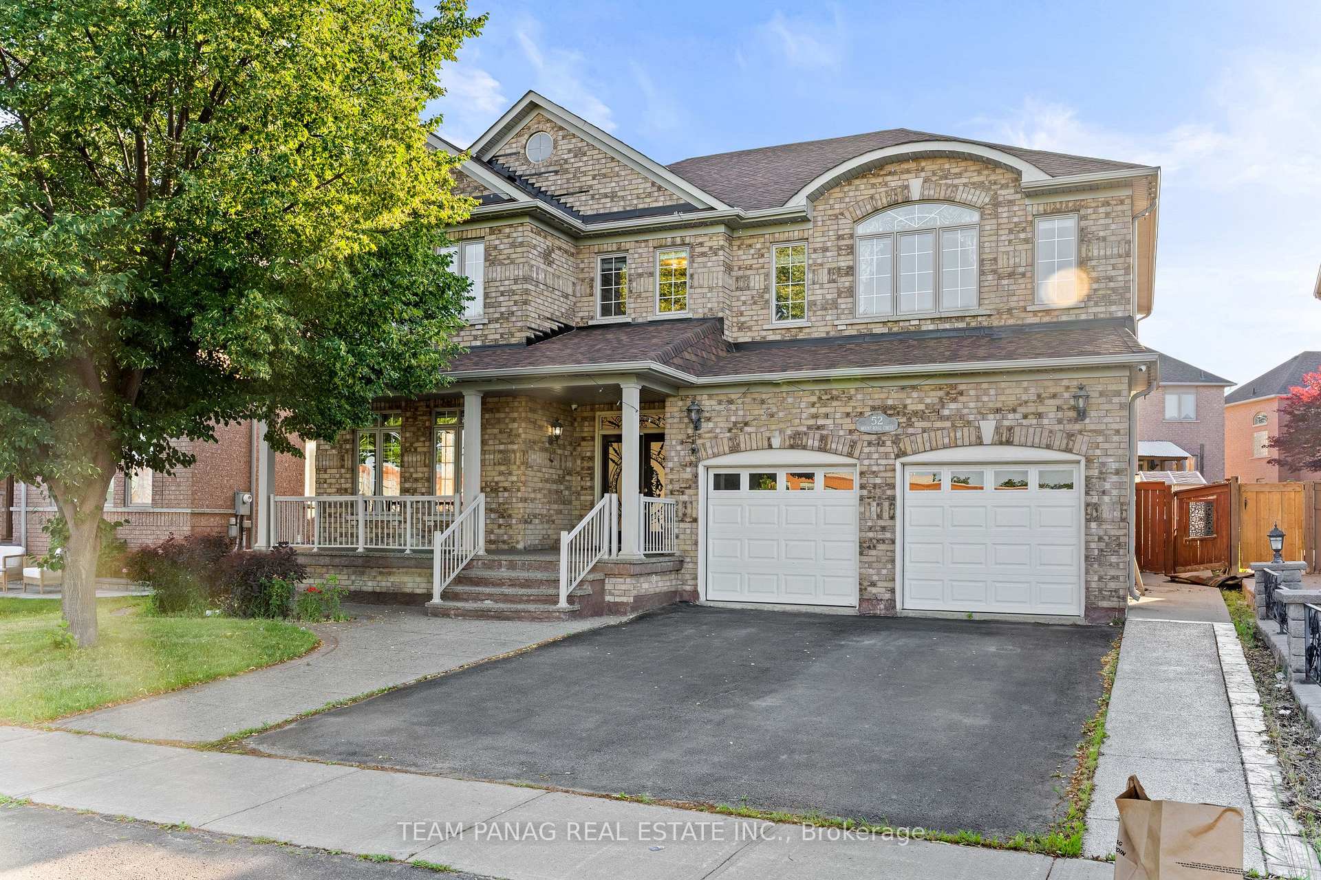 Photo 2 of 52 Mount Royal Circle, Brampton, Vales of Castlemore North — HOMEH