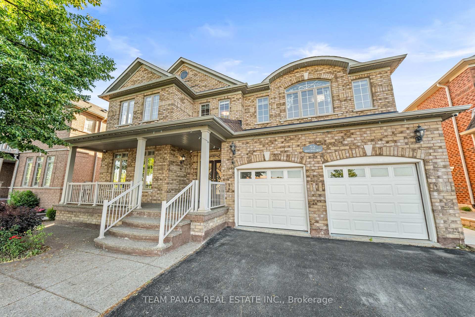 Photo 3 of 52 Mount Royal Circle, Brampton, Vales of Castlemore North — HOMEH