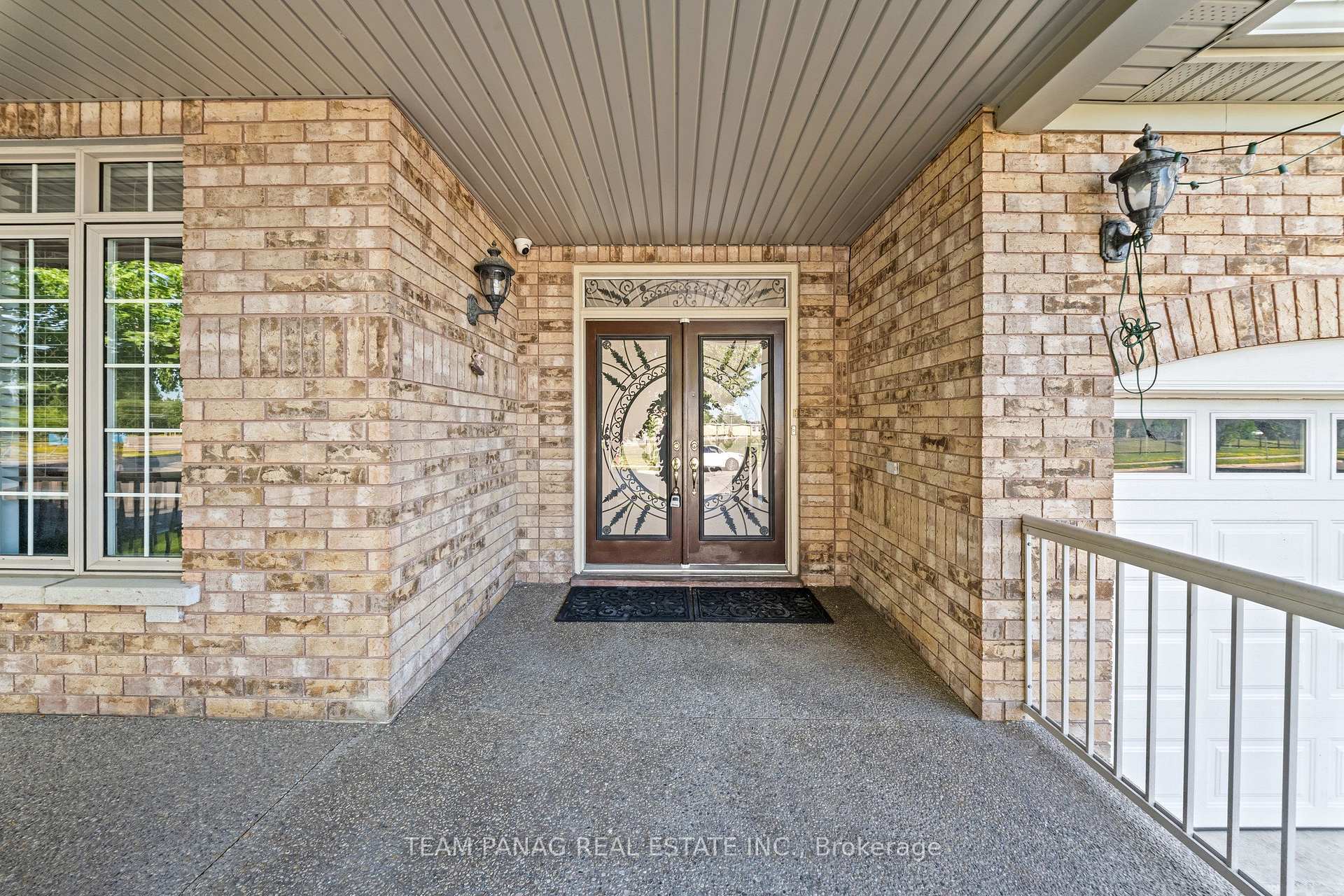 Photo 4 of 52 Mount Royal Circle, Brampton, Vales of Castlemore North — HOMEH