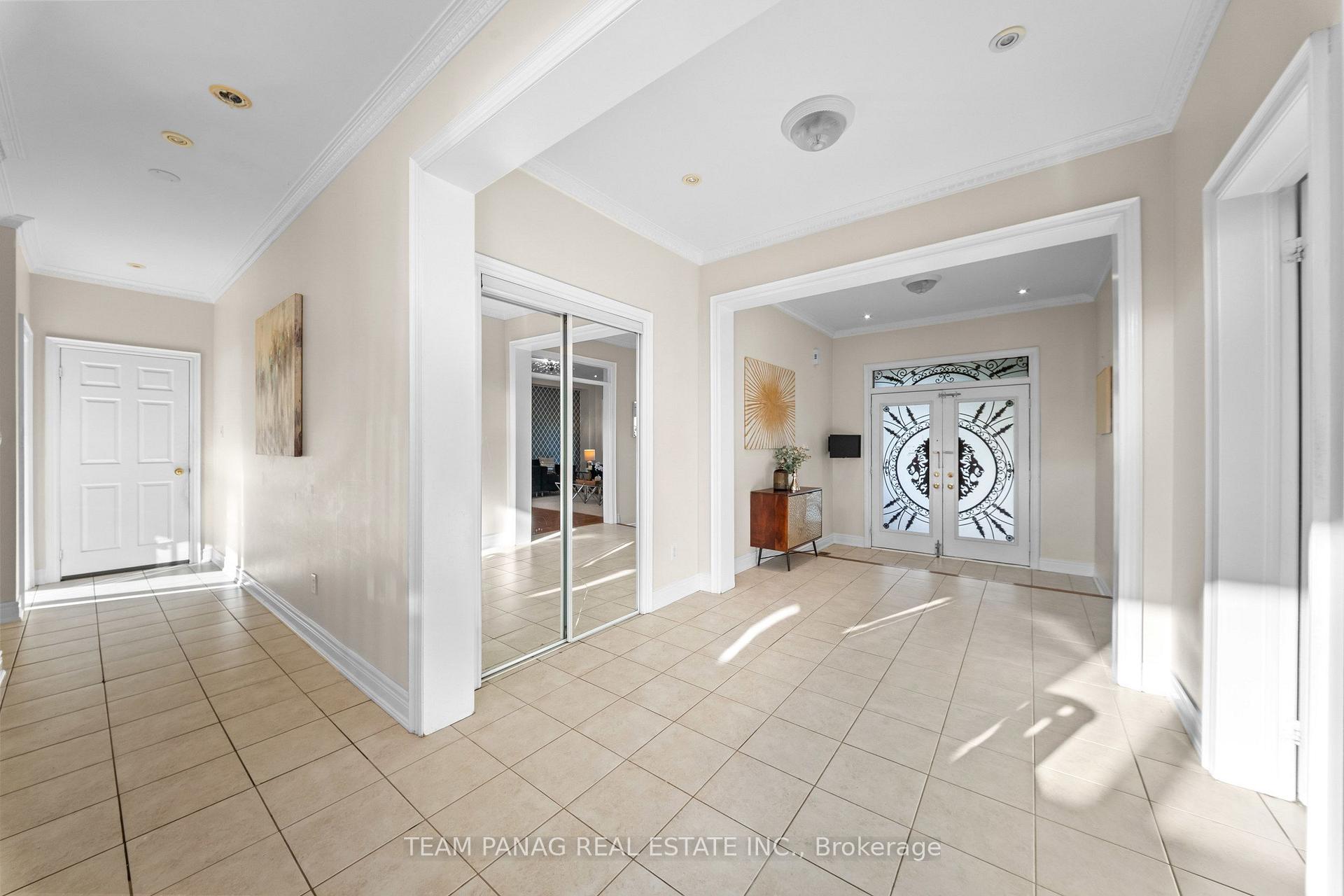 Photo 7 of 52 Mount Royal Circle, Brampton, Vales of Castlemore North — HOMEH