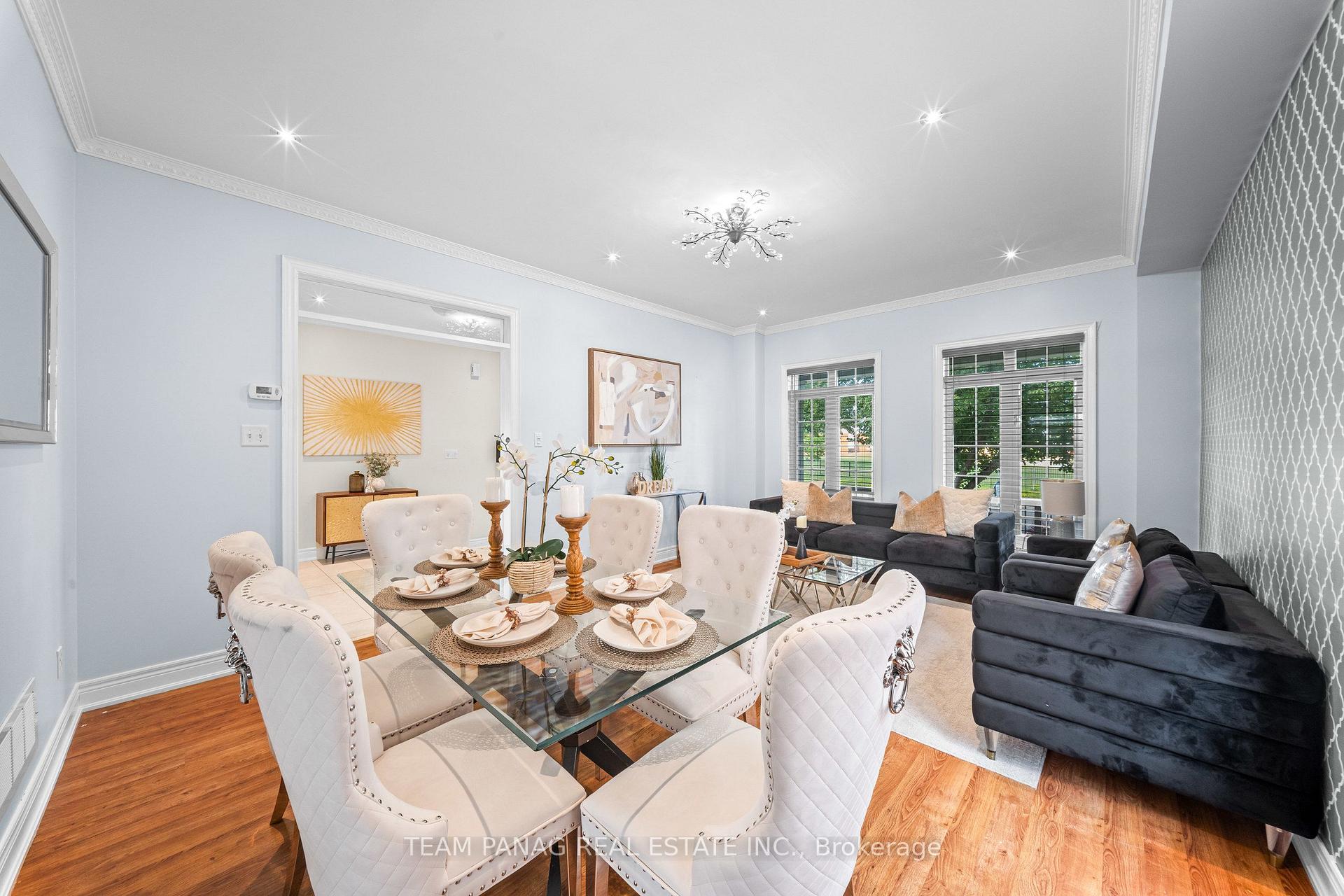 Photo 9 of 52 Mount Royal Circle, Brampton, Vales of Castlemore North — HOMEH