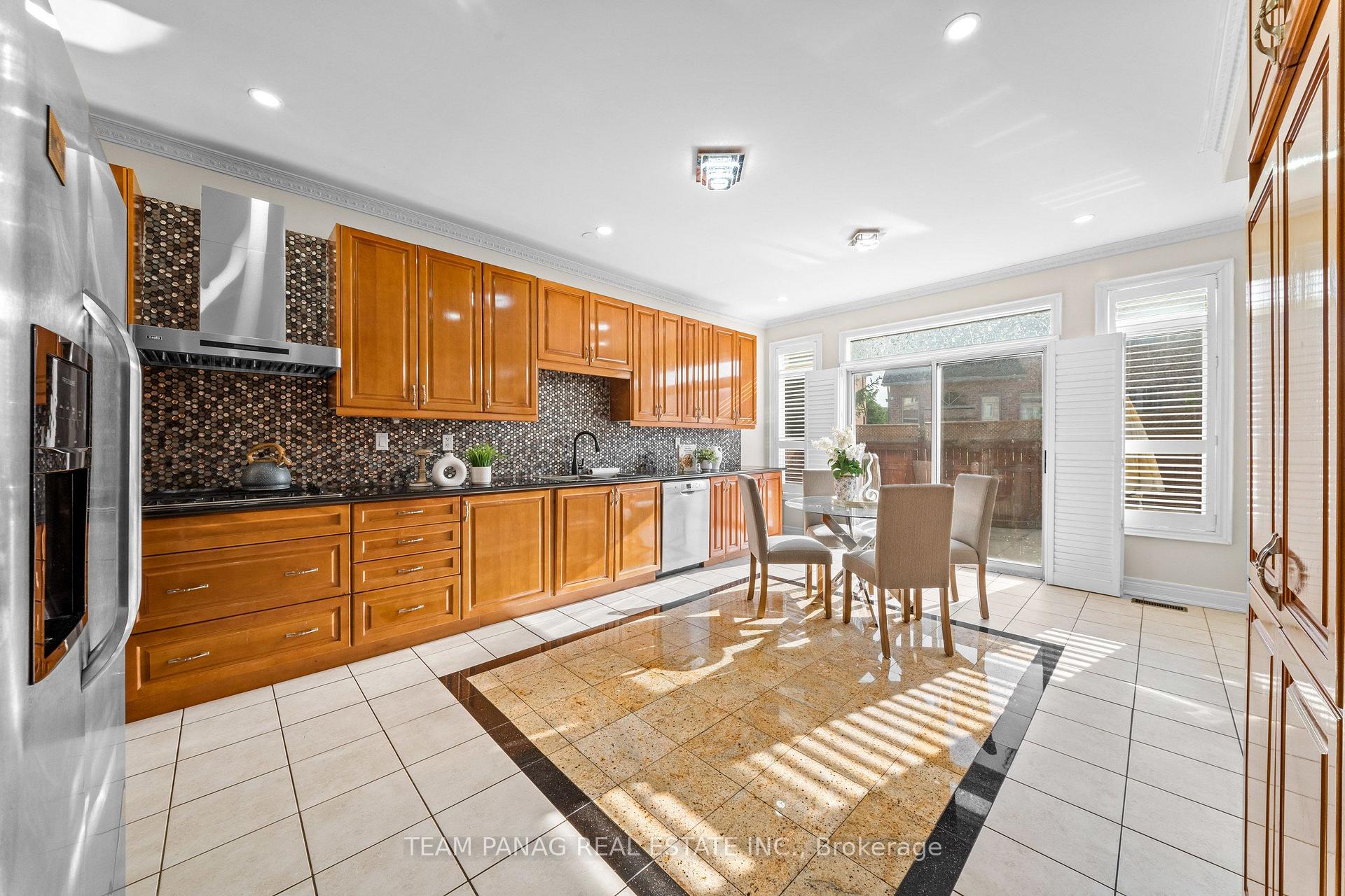 Photo 12 of 52 Mount Royal Circle, Brampton, Vales of Castlemore North — HOMEH