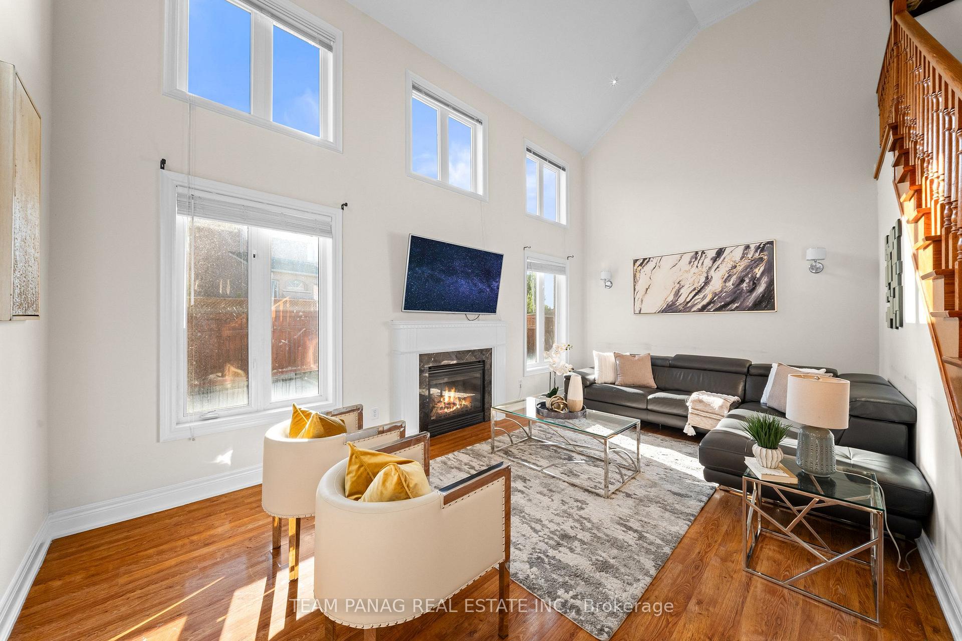 Photo 14 of 52 Mount Royal Circle, Brampton, Vales of Castlemore North — HOMEH