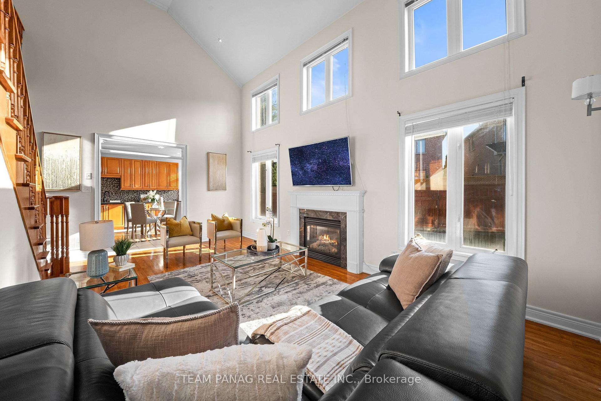 Photo 16 of 52 Mount Royal Circle, Brampton, Vales of Castlemore North — HOMEH