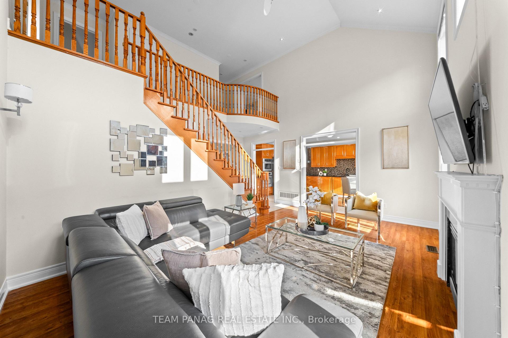Photo 18 of 52 Mount Royal Circle, Brampton, Vales of Castlemore North — HOMEH