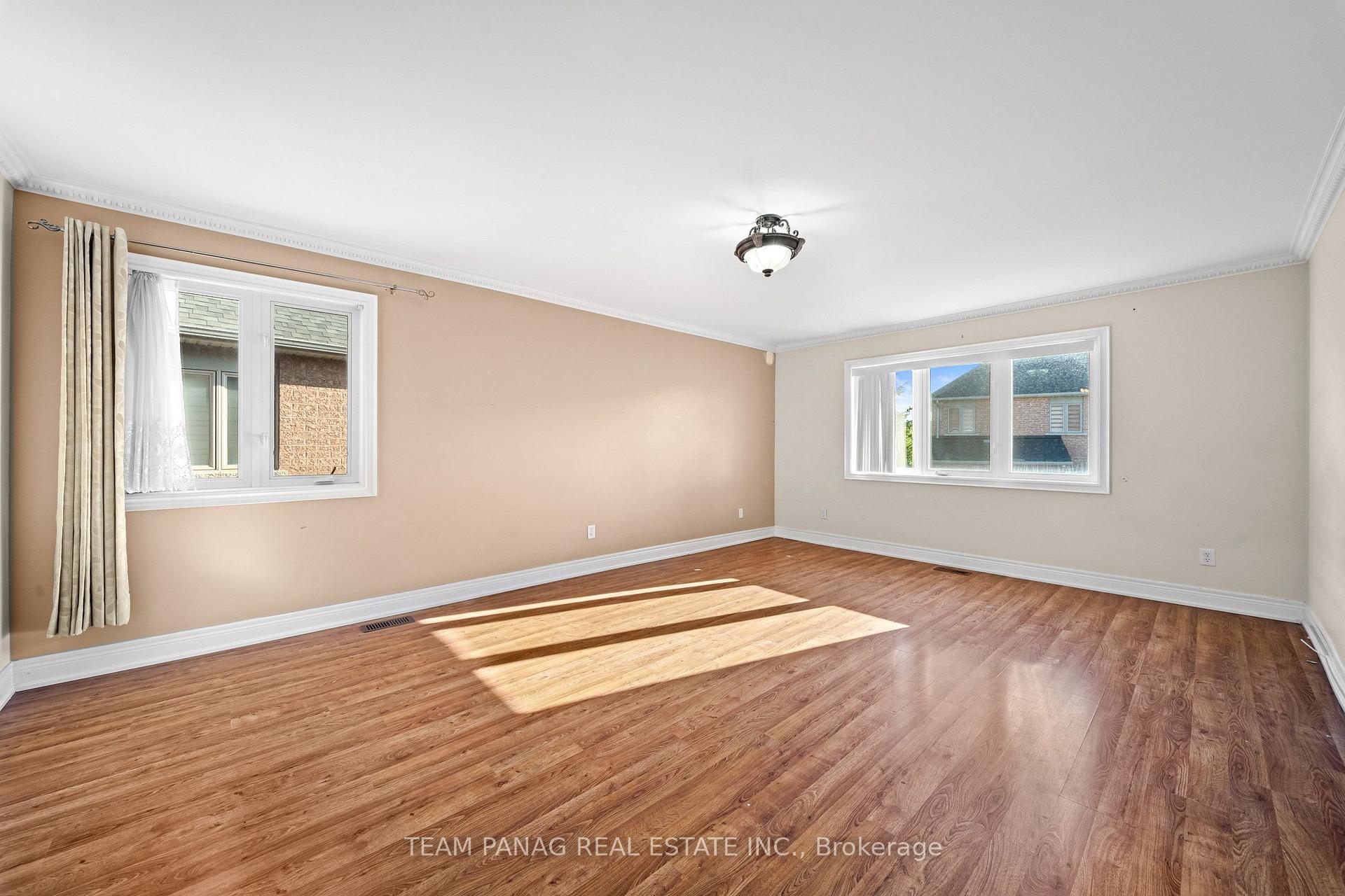 Photo 24 of 52 Mount Royal Circle, Brampton, Vales of Castlemore North — HOMEH