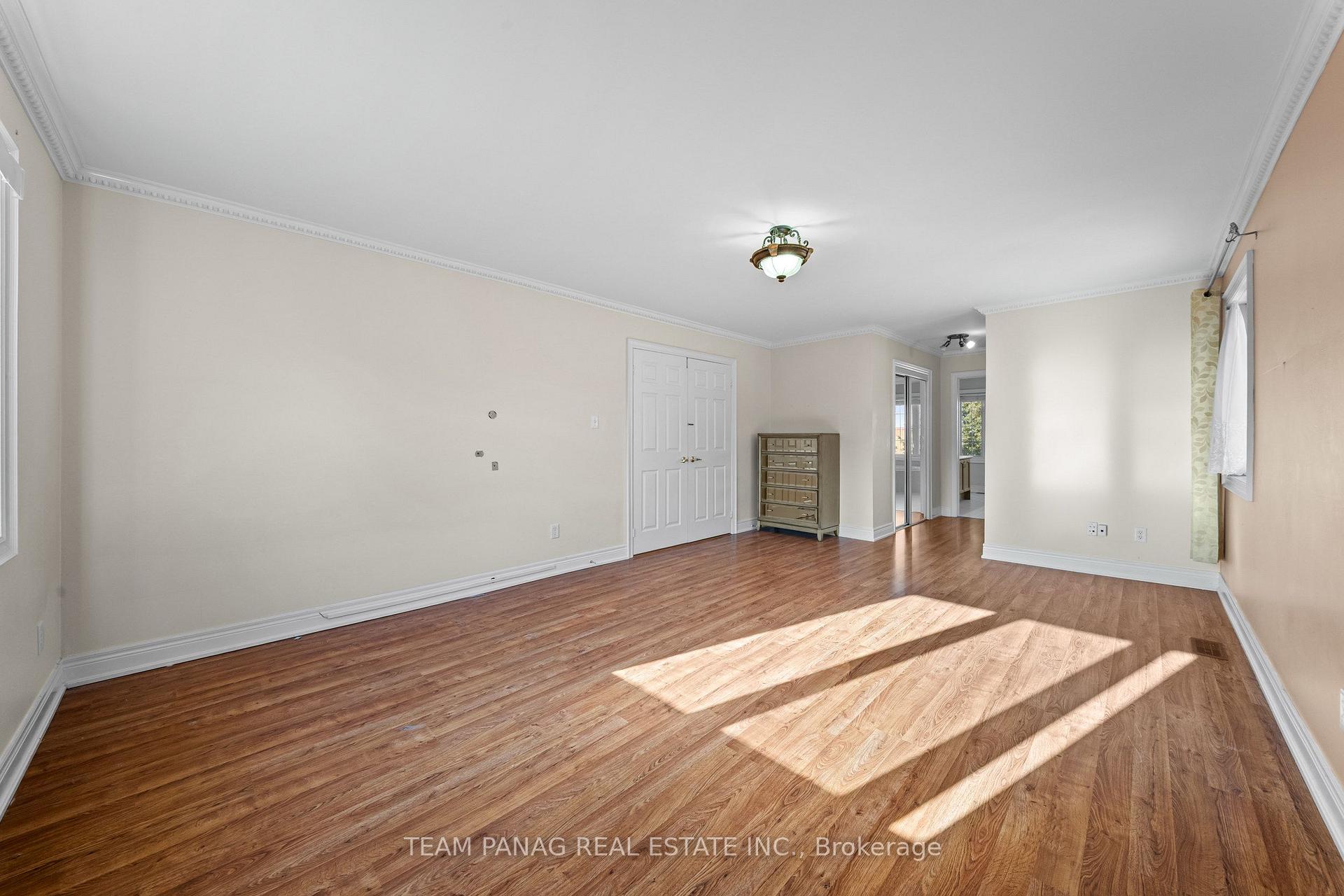 Photo 25 of 52 Mount Royal Circle, Brampton, Vales of Castlemore North — HOMEH