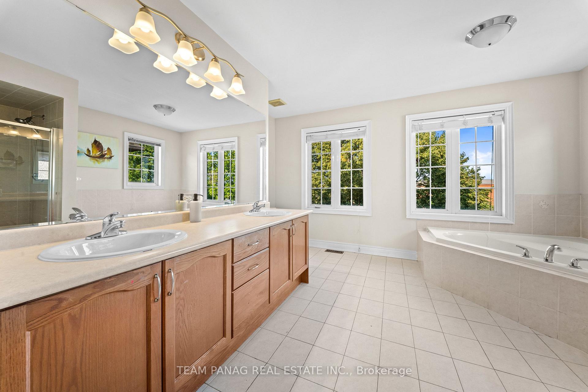 Photo 27 of 52 Mount Royal Circle, Brampton, Vales of Castlemore North — HOMEH